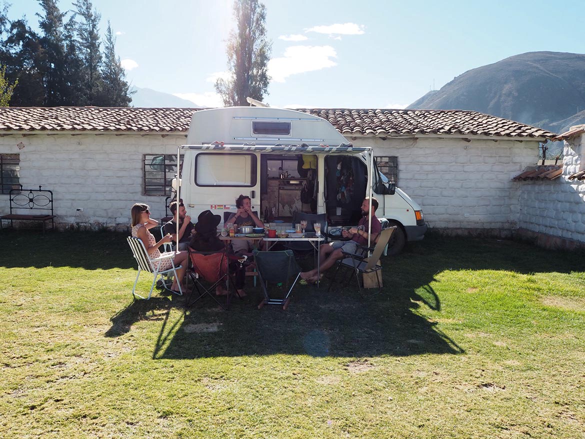 camping einsteiger tipps fuer camper Frühstück auf einem Campingplatz, am Campervan.
