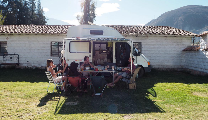 Frühstück auf einem Campingplatz, am Campervan.