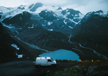 weisser vw bus aussichtspunkt see schweiz 1