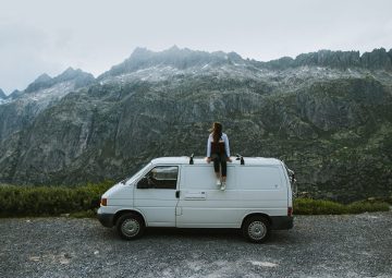 weisser vw bus schweizer berge 1