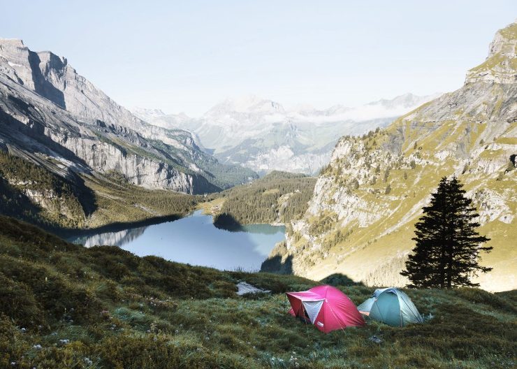 wildcamping spot mit zelt in schweizer bergen 1