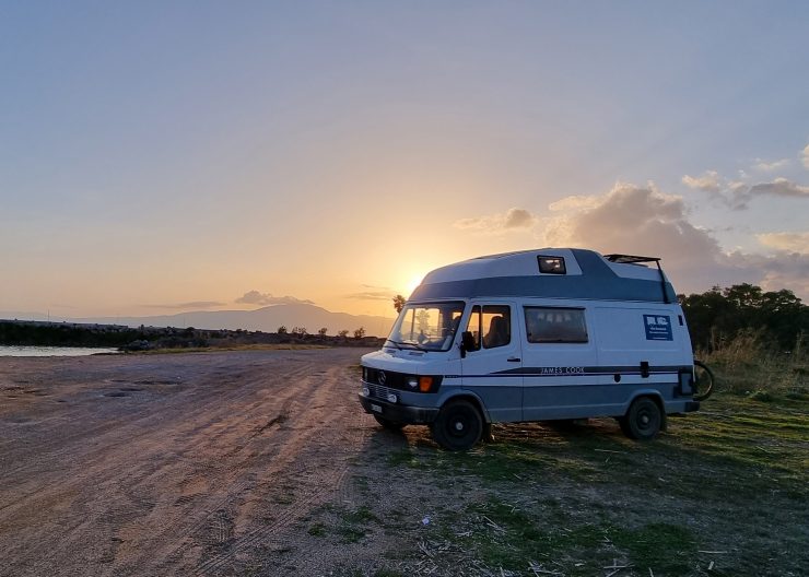 camper fridolin im sonnenuntergang