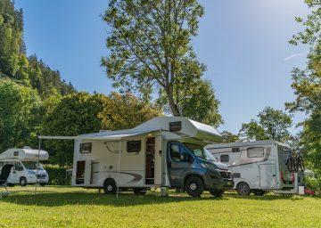 Ein Wohnmobil auf einem Campingplatz mit Nachbarn.