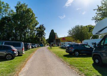 guide neuenburgersee camping terre de la ferme einfahrt