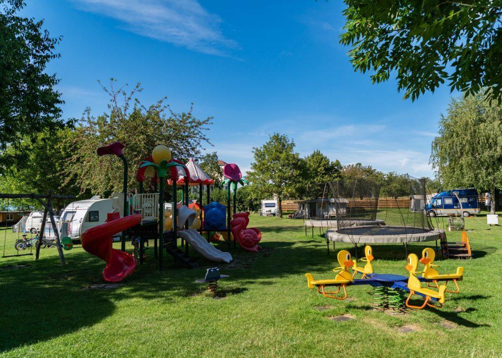 guide-neuchatel-camping_terre_de_la_ferme-aire_de_jeu guide neuenburgersee camping terre de la ferme spielplatz