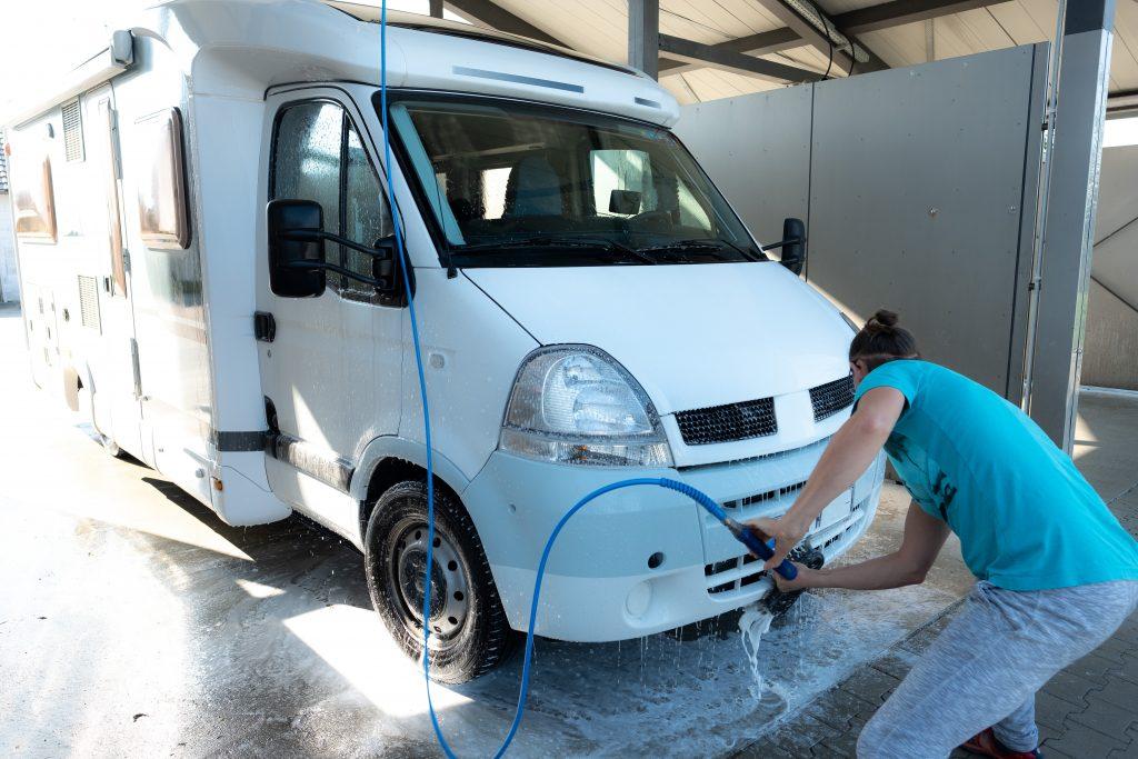 Camper in der Waschanlage