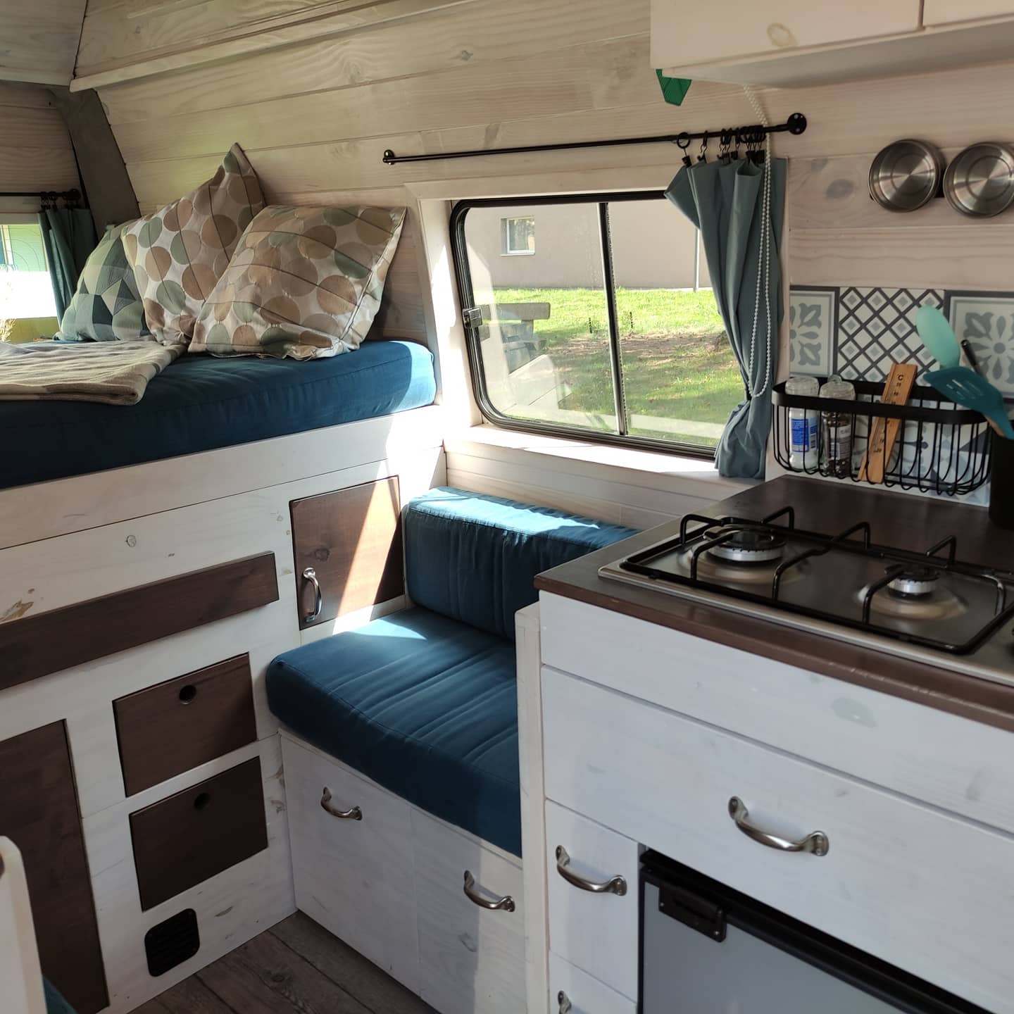 camping-jura-gus-the-bus-bett camping jura gus the bus bett