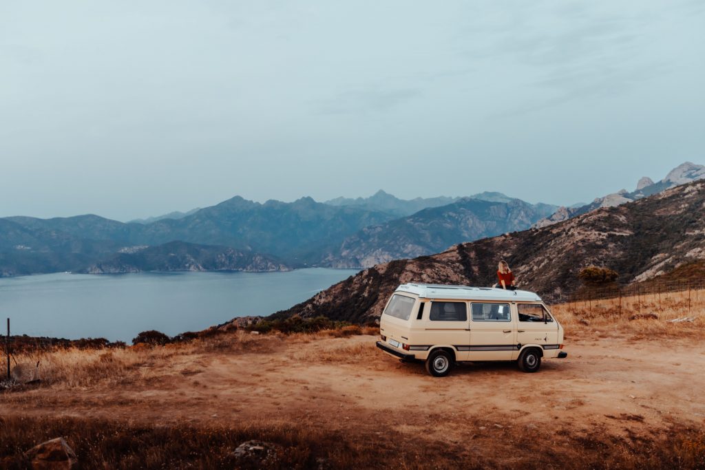 korsika sonnenuntergang meer berge camper