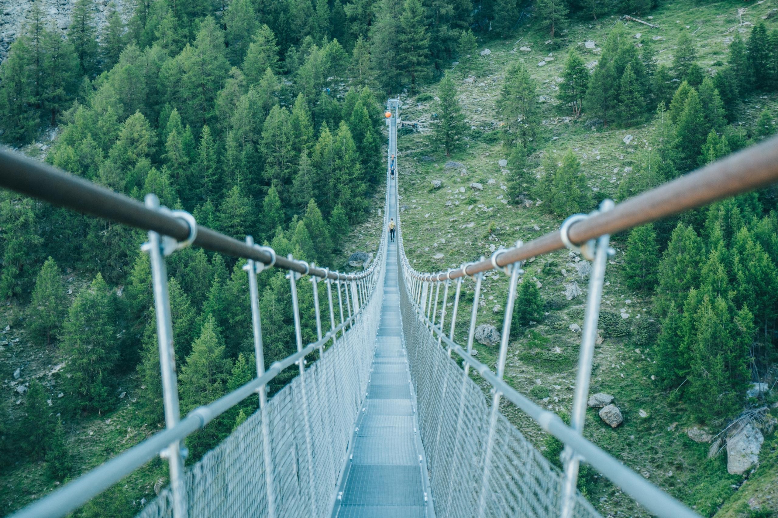 Die Hängebrücke Charles Kuonen ist nicht nur ein beeindruckendes Bauwerk, sondern sorgt auch für Nervenkitzel und Adrenalin. 
