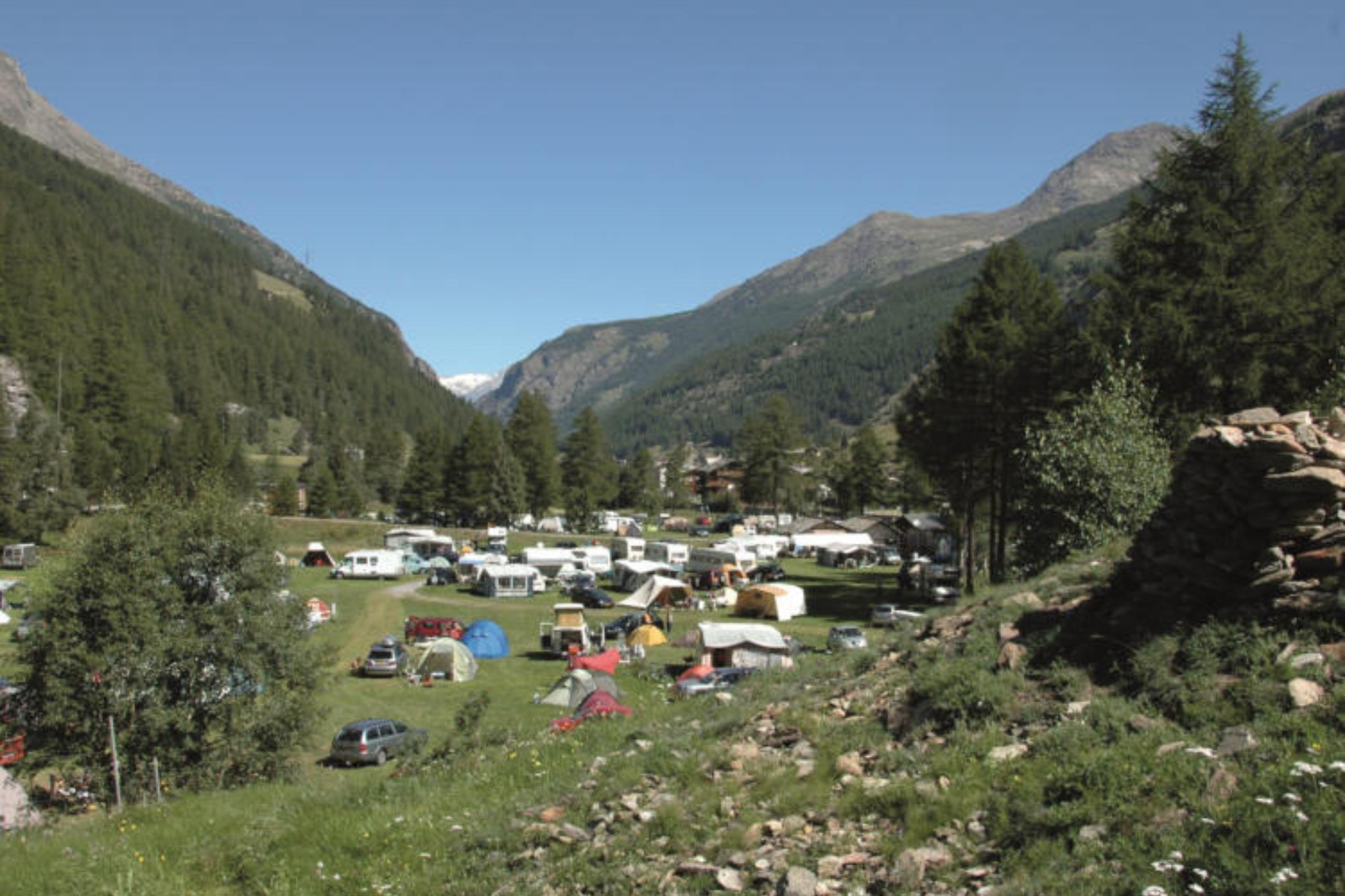 Design ohne Titel (15) Faire du camping en Valais est presque toujours synonyme de nature, c'est aussi le cas au Camping am Kapellenweg à Saas Grund.