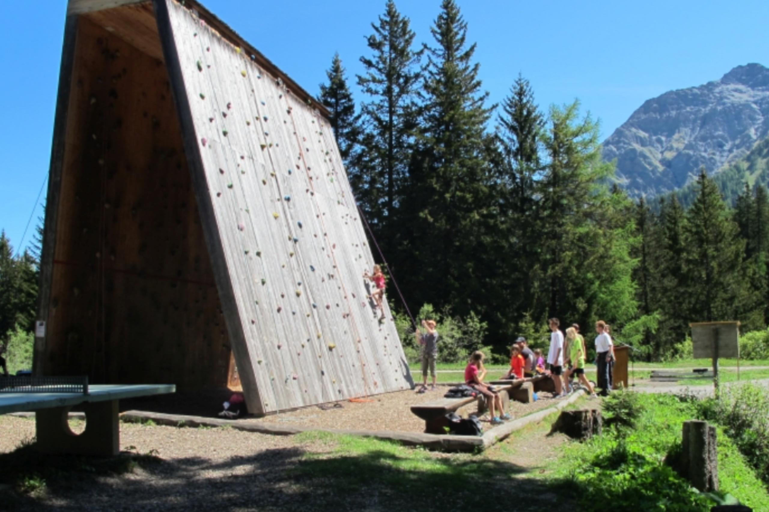 An der campingeigenen Kletterwand vergnügen sich Jung und Alt. 
