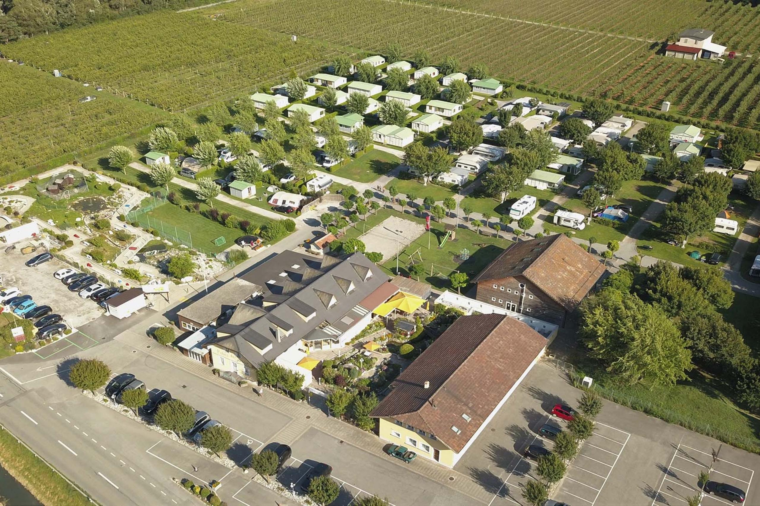 Inmitten von tausenden von Obstbäumen liegt der Camping de la Sarvaz.