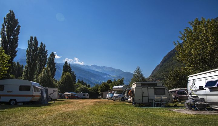 Der Campingplatz Mühleye mit einigen Campern im Sommer.