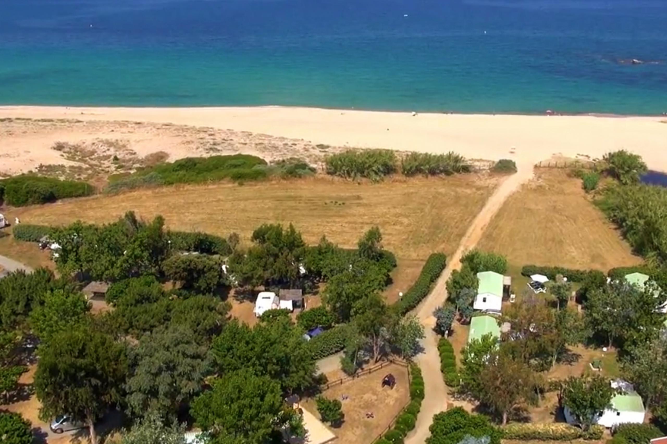 Der Blick von oben auf den Campingplatz A Marina macht Lust auf mehr - oder auch auf Meer.