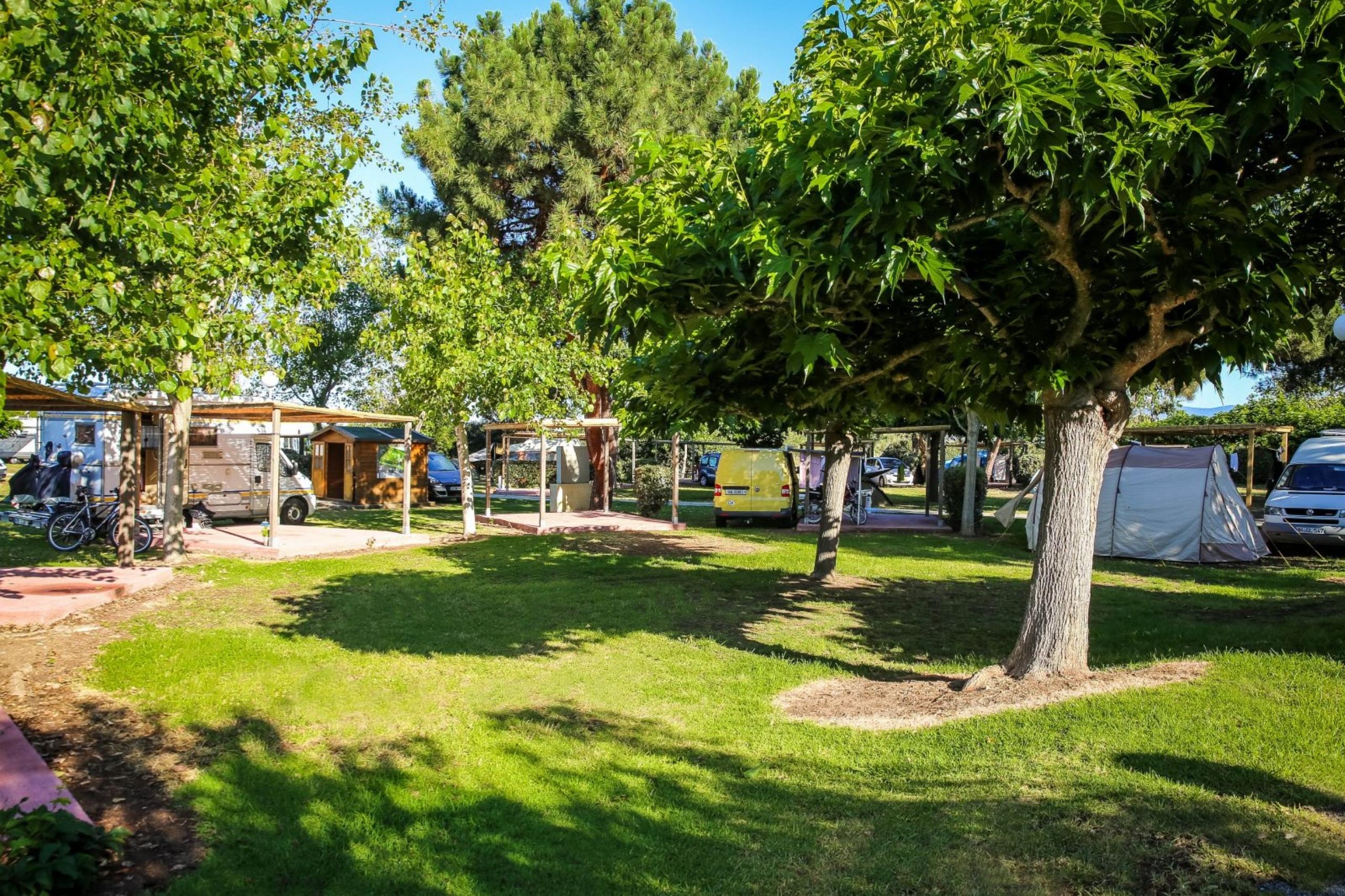 Egal ob VW-Bus, Wohnwagen oder Wohnmobil - für jedes Gefährt findest du im Camping A Marina den richtigen Stellplatz.
