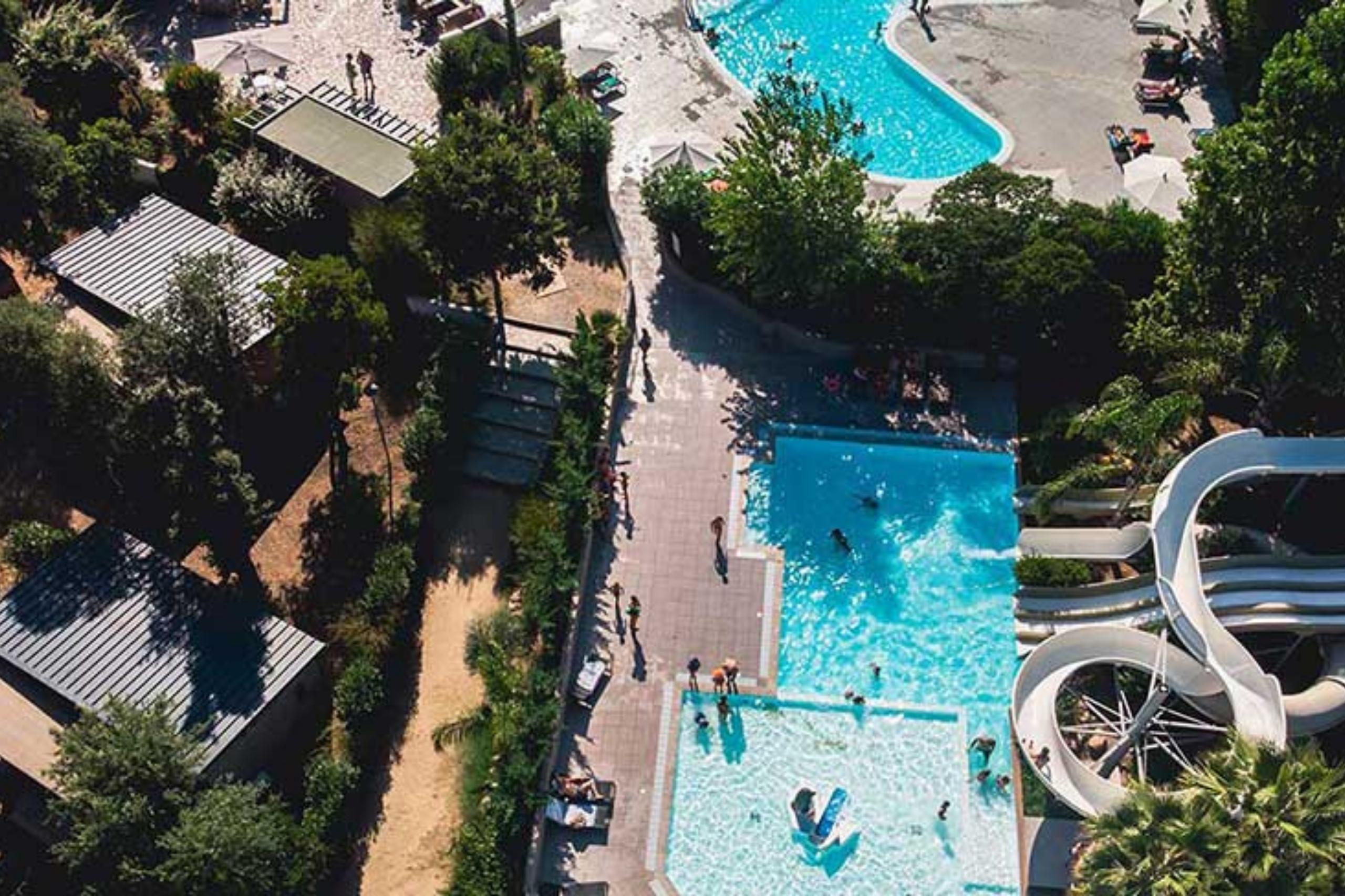 Vier Schwimmbecken, eine Rutschbahn und auch ein Spa-Bereich gehören zum Camping Campoloro.