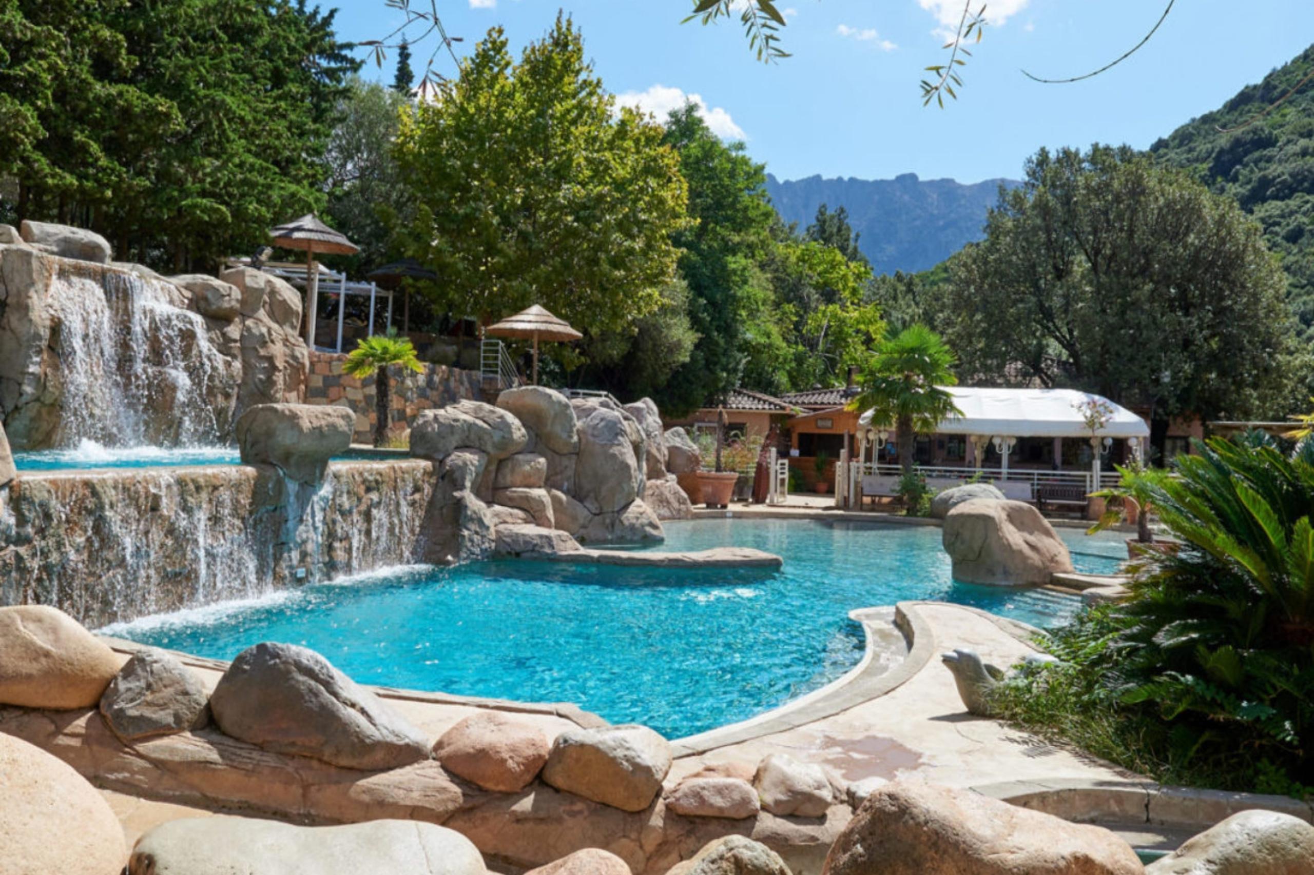 Entspannen am Pool? Das geht in der schönen Poolanlage im Camping Les Oliviers ganz wunderbar.