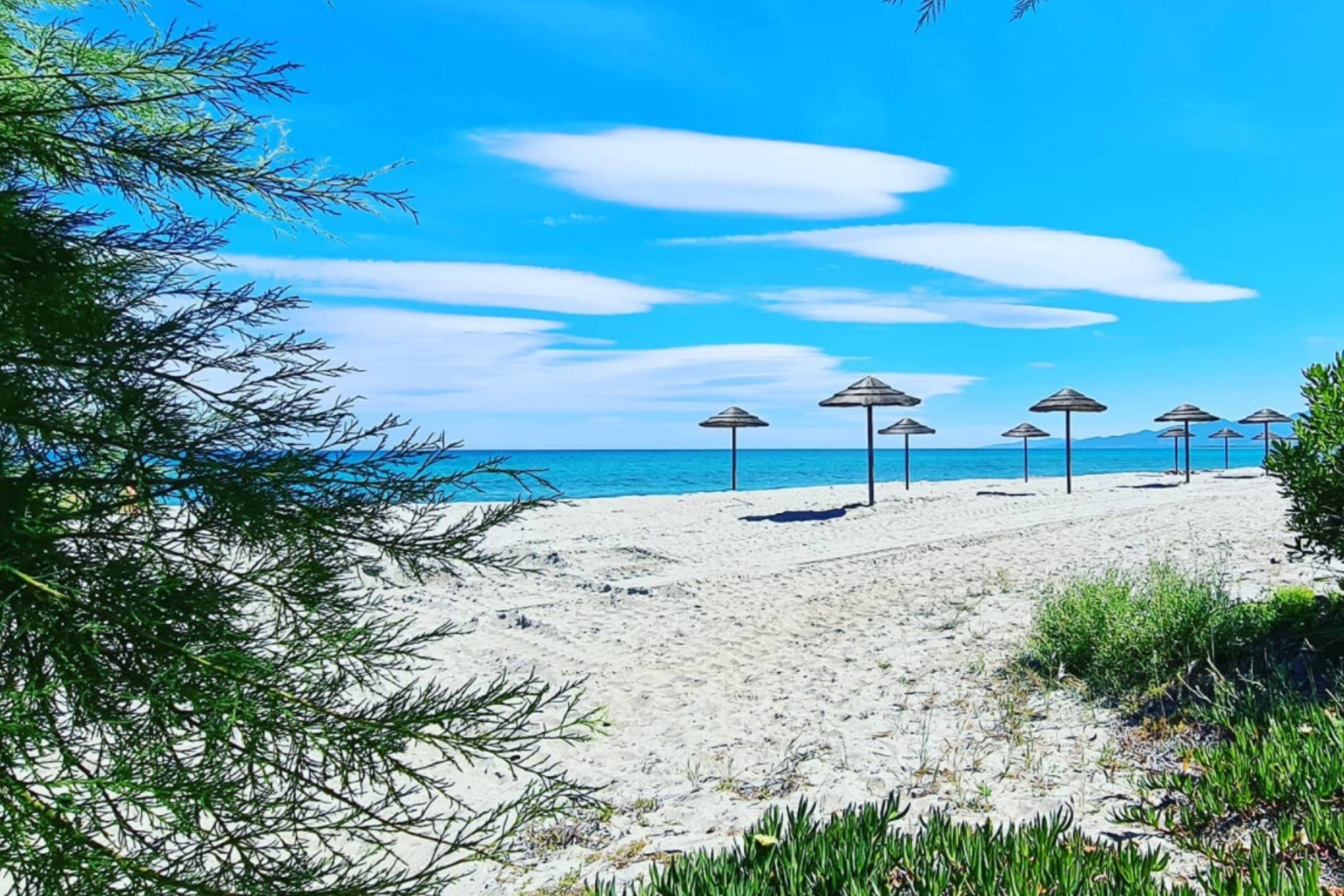 Klar, so ganz menschenleer ist der Strand im Camping Arinella Bianca nicht immer - doch die Kulisse an sich sorgt schon für Entspannung pur.