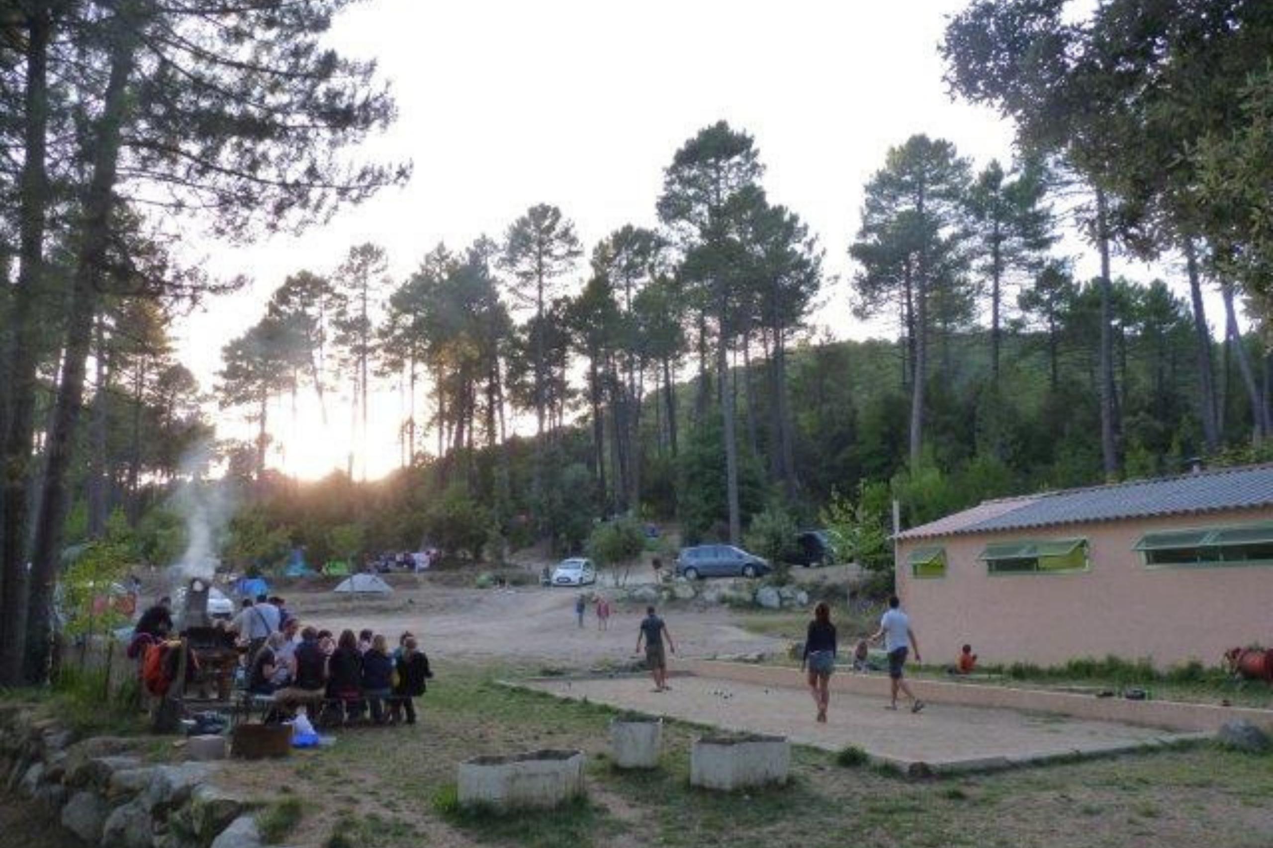 Gastfreundschaft und Familienfreundlichkeit sind den Betreiber:innen des Camping La Rivière besonders wichtig - und da sitzt man hier gerne bei einer Partie Boule zusammen.