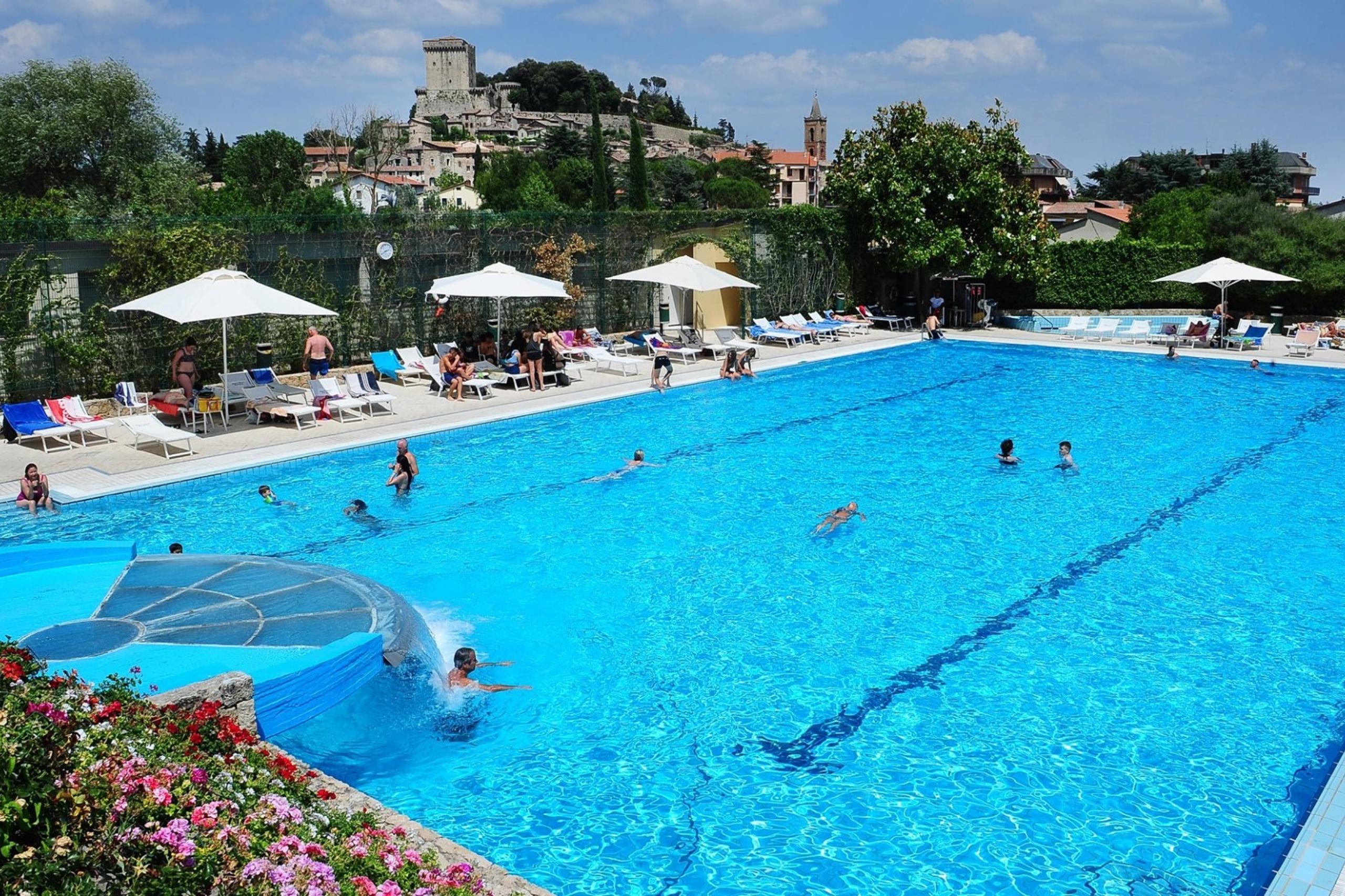 Camping_Blucamp (10) Auch vom grossen Schwimmbecken aus – nur eines von drei auf dem Platz – hast du einen schönen Ausblick auf das mittelalterliche Städtchen Sarteano.