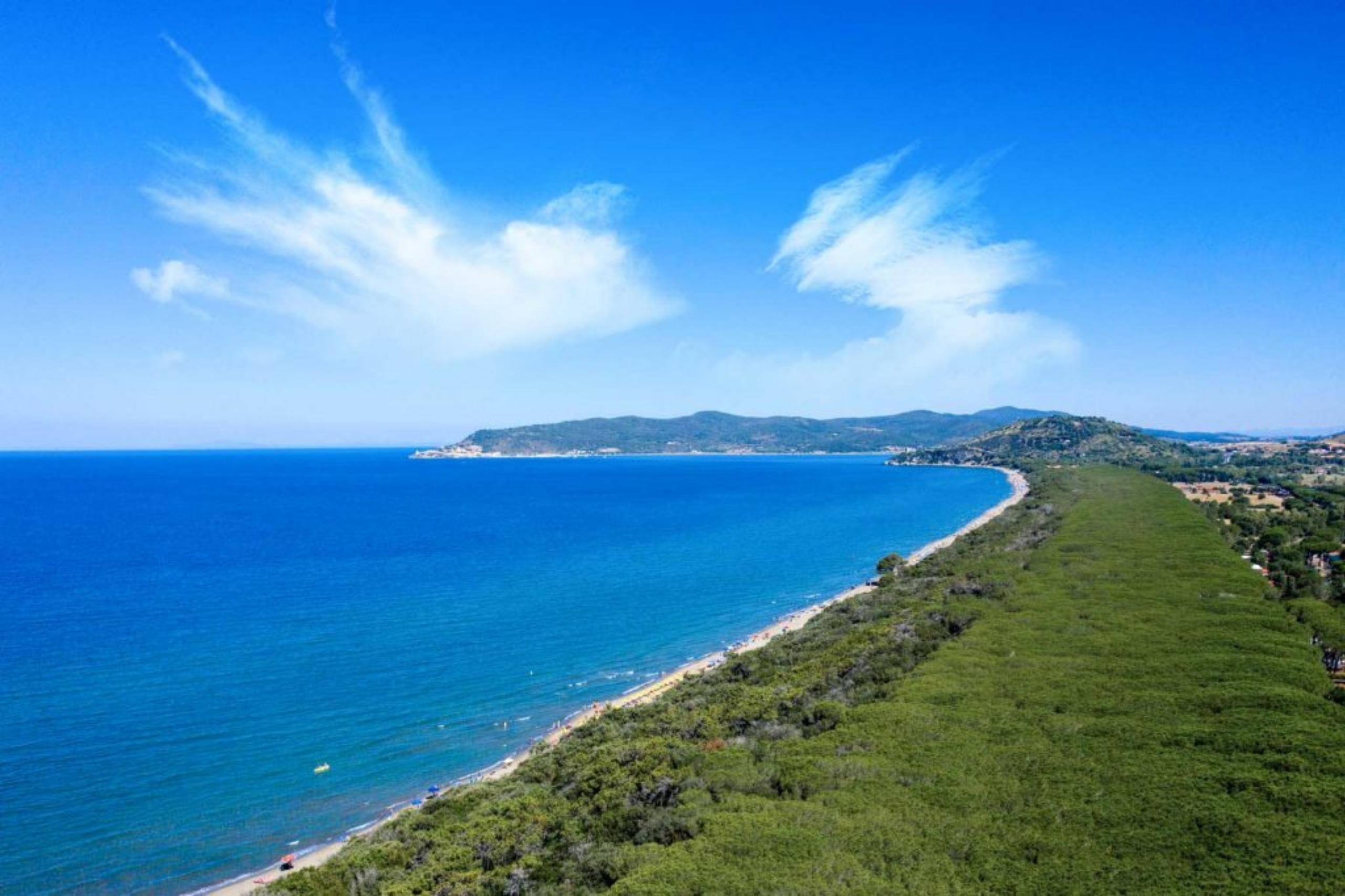 Camping_Blucamp (12) Der Schatten des Waldes, der feine Sandstrand, das tiefblaue Meer – Urlaubsherz, was willst du mehr.