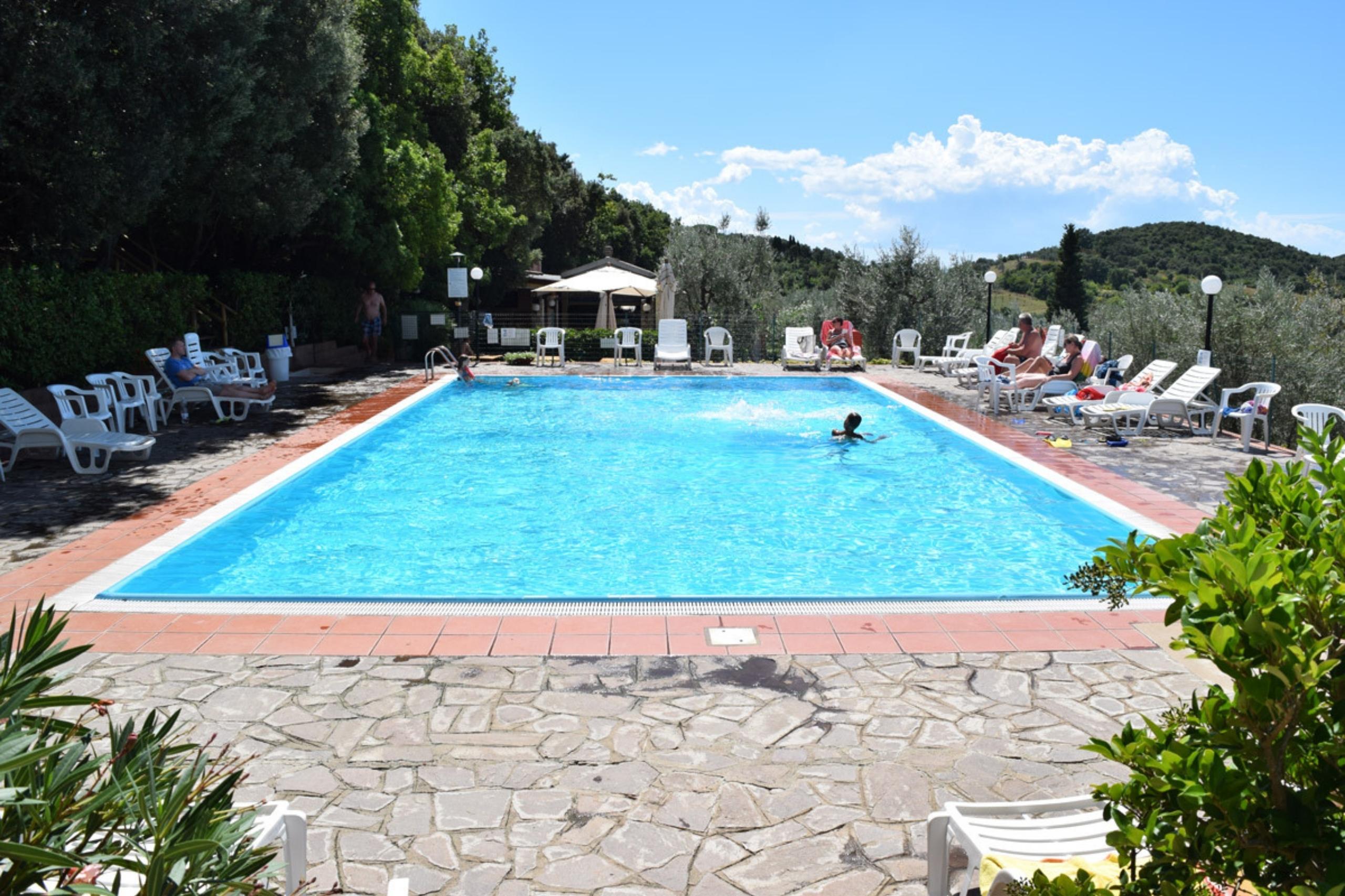 Camping_Toskana_Blucamp Klein aber oho – das Schwimmbad ist gepflegt und sehr schön gelegen.