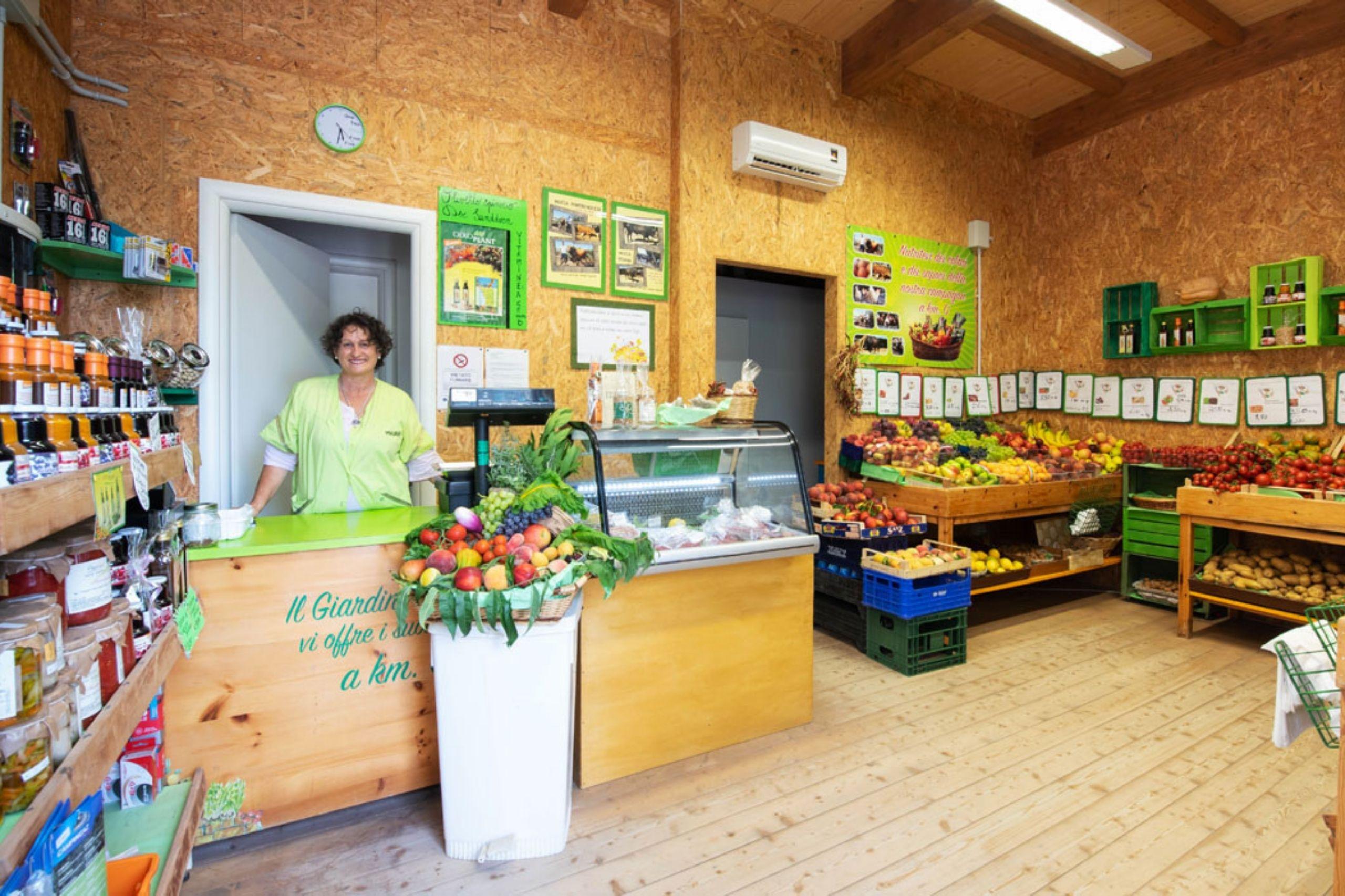 Camping_Esperidi_01 (2) Im Supermarkt findest du viele frische Früchte und Gemüse aus der Region sowie auch Käse, Fleisch und eingelegtes. Copyright: Camping Village Le Esperidi