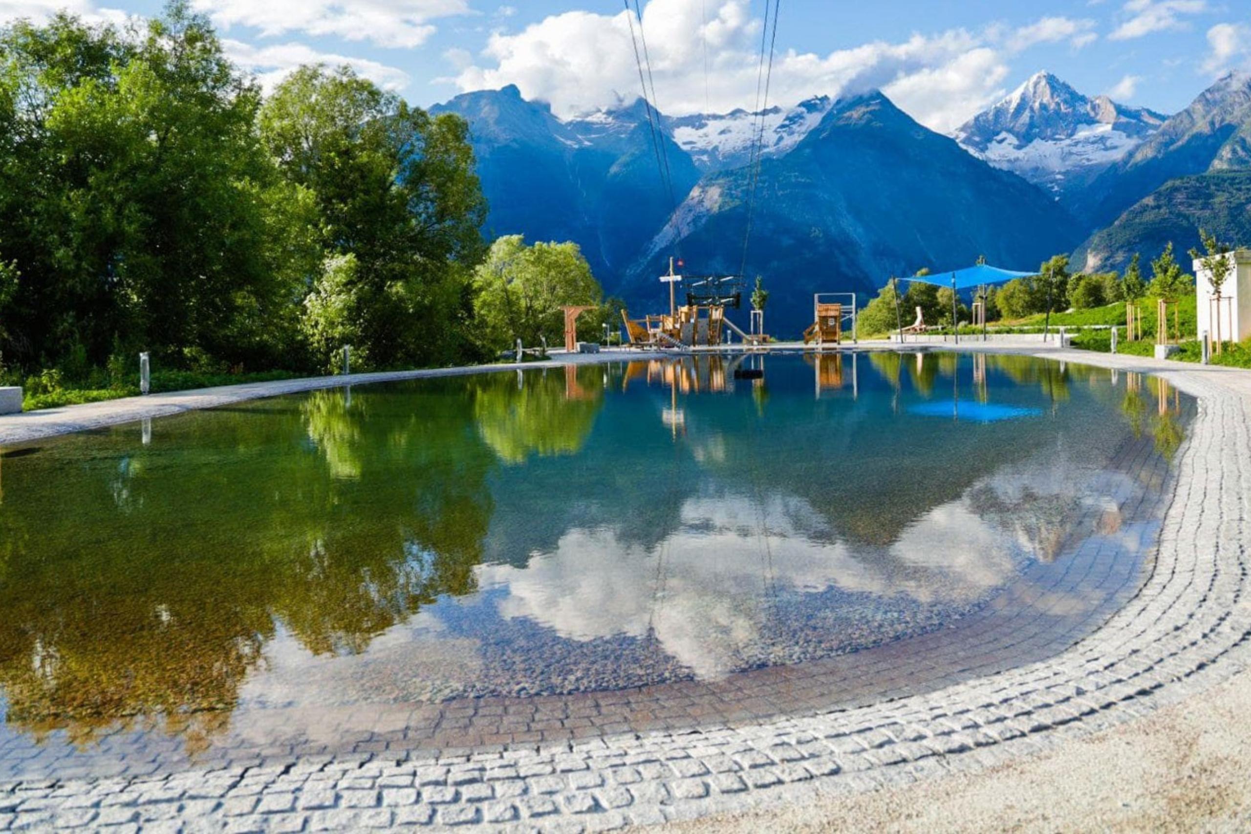 Stellplatz Seepark Augstboden mit Bergpanorama und See. 