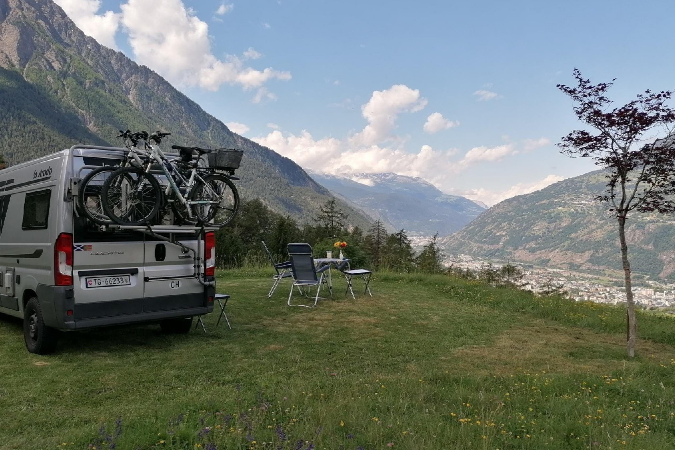 Der Stellplatz mit dem besonderen Panoramablick über das Rhonetal. 