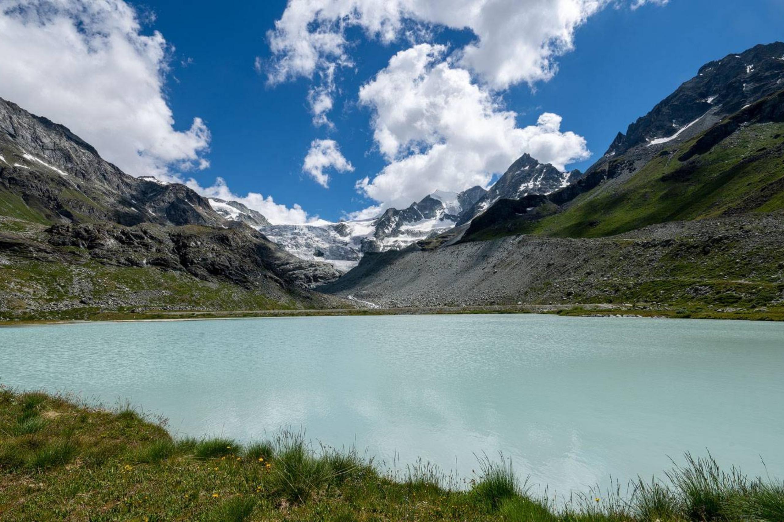 Der Lac Moiry befindet sich unmittelbar neben dem Stellplatz und sorgt im Sommer für ein erfrischende Abkühlung. 