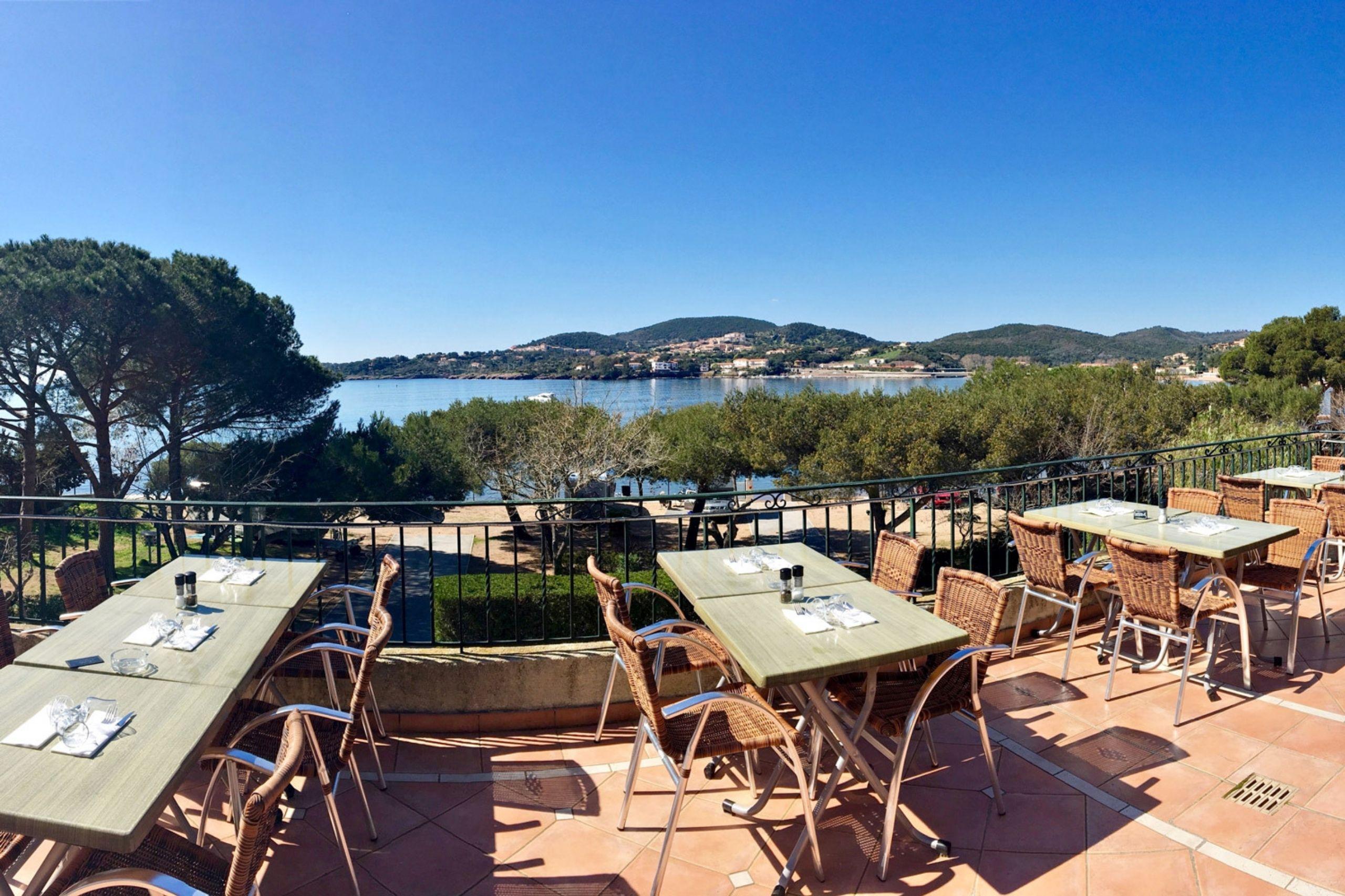 Essen mit Aussicht auf die Bucht von Agay – das Restaurant im Camping Agay Soleil. 
