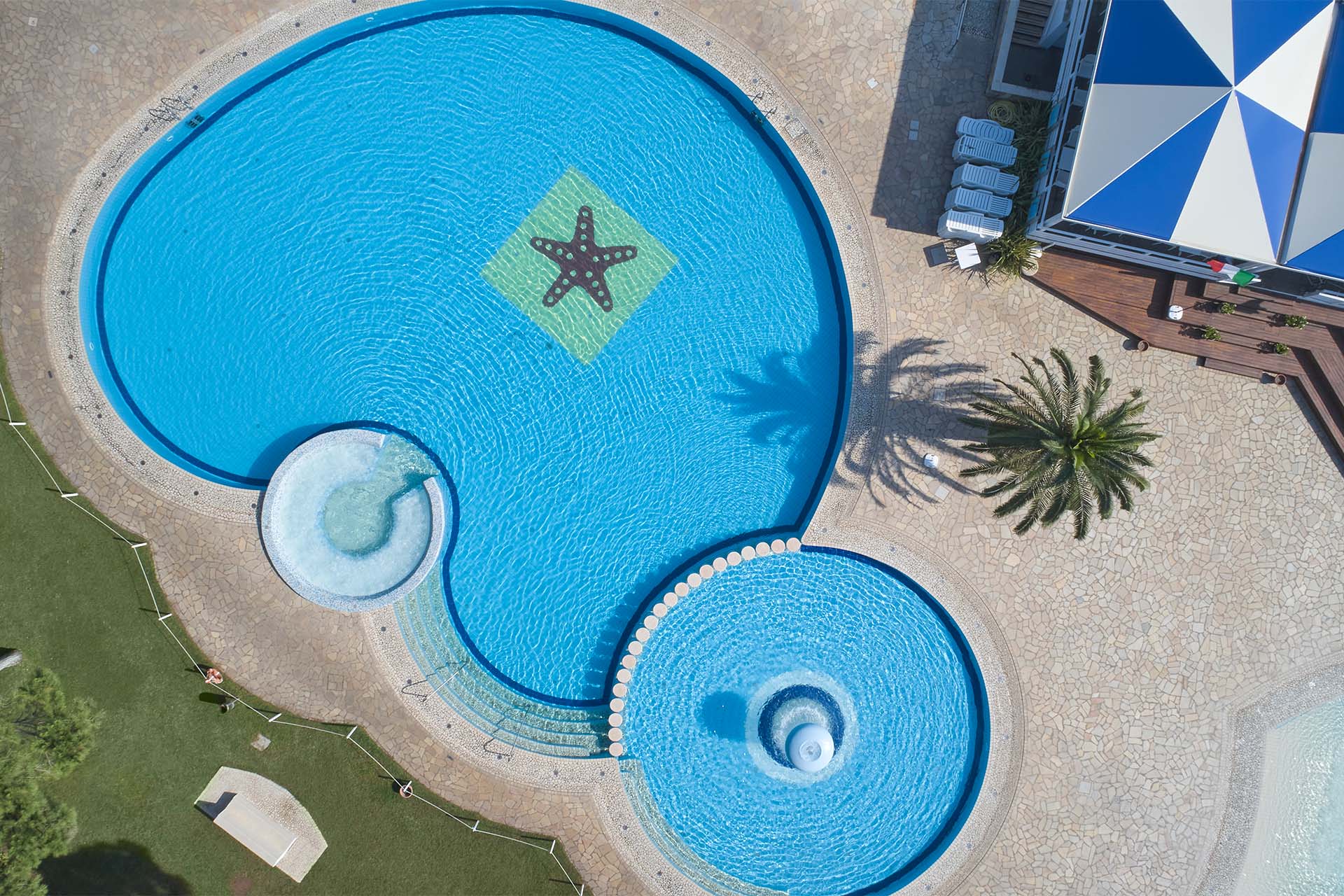 Der Poolbereich im Baia Domizia ist äusserst grosszügig angelegt und bietet viel Platz für Klein und Gross.