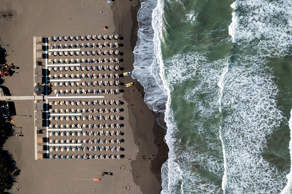 Die Füsse im Sand, der Wind im Haar, die Sonne auf der Haut - und der Camper gleich nebenan: Urlaubsherz, was willst du mehr?