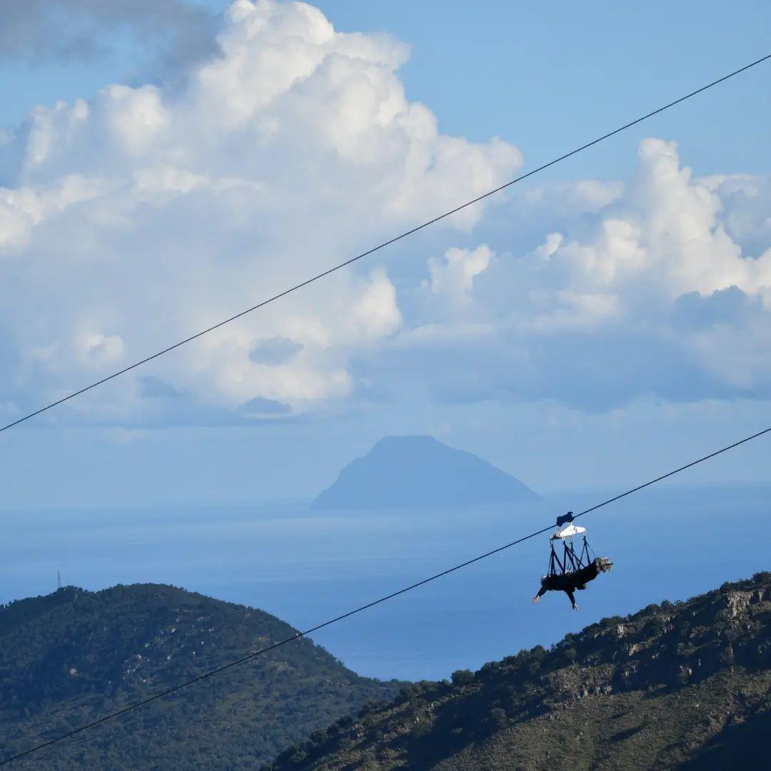 Flying high über den Weiten von Sizilien - beim Flug mit der Zipline ist Adrenalin garantiert.