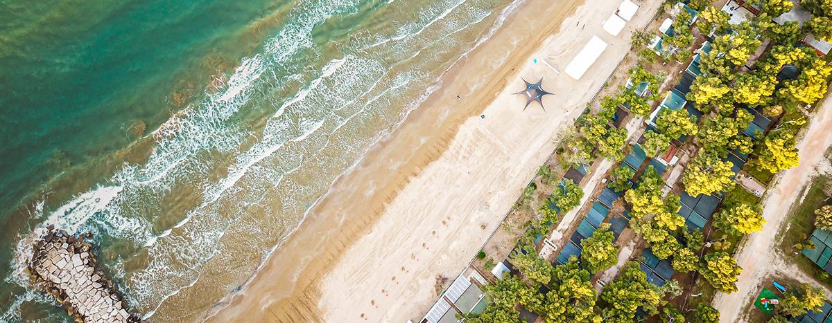 Das Camping Village Spiaggia Lunga liegt direkt am Strand und bietet viel Komfort.