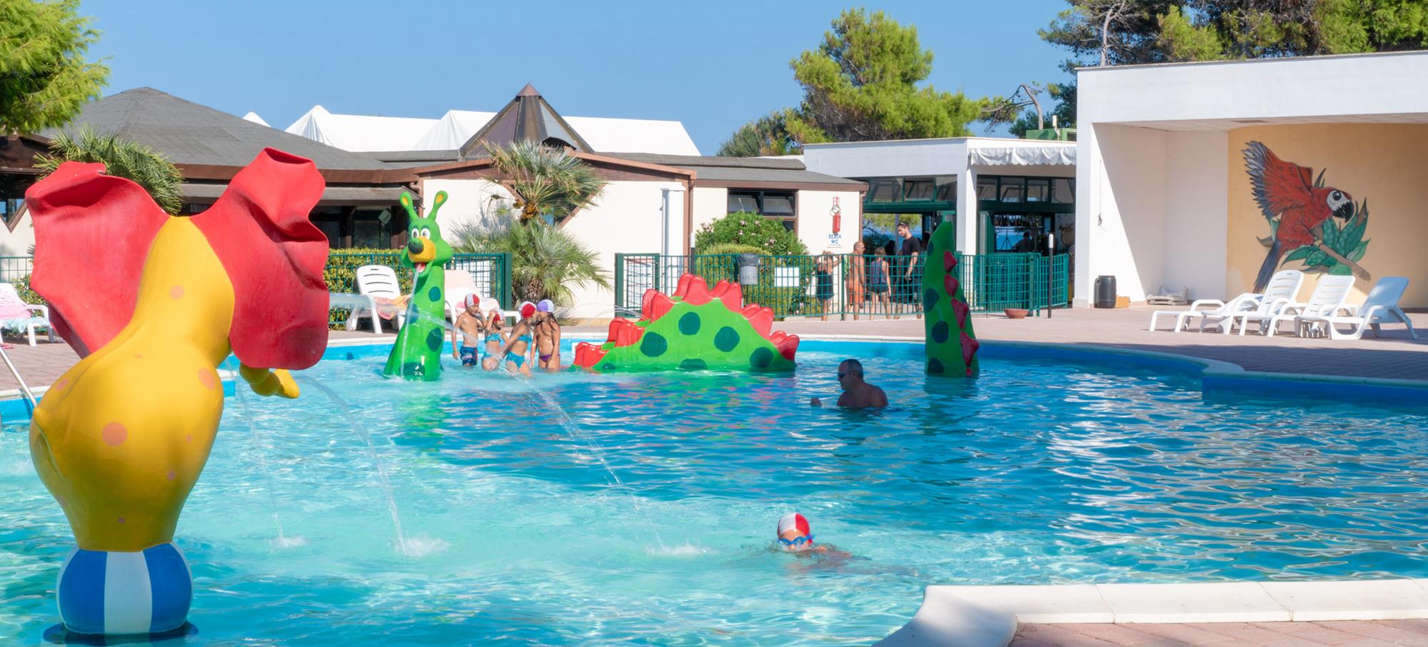 Spiel, Spass und viele neue Freunde warten auf die Kinder in der Poolanlage des Camping Village Spiaggia Lunga.