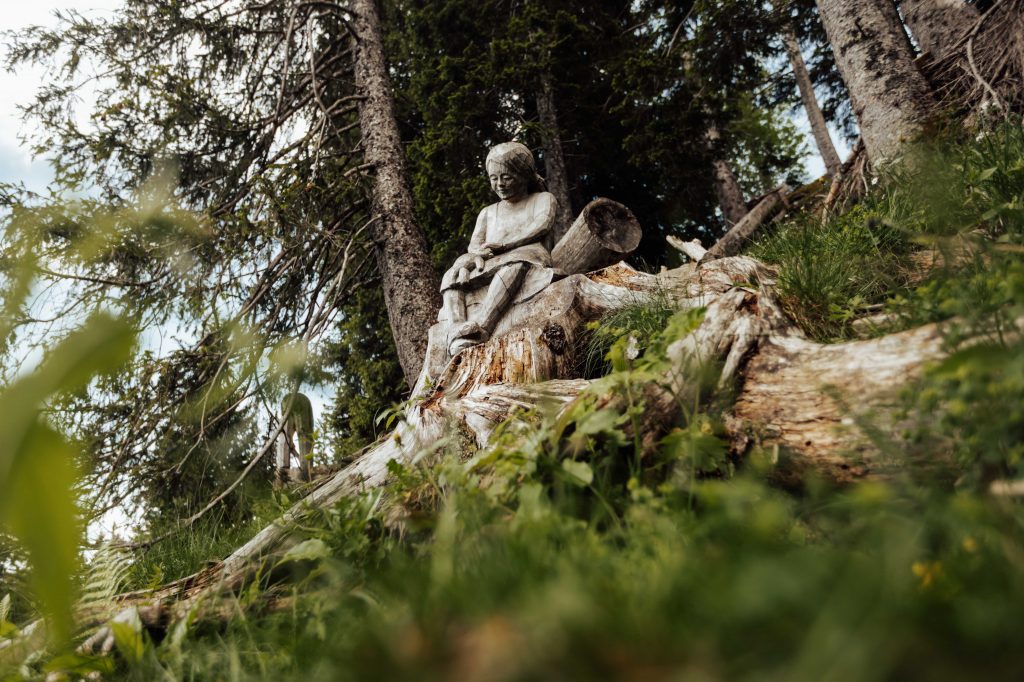 axalp schnitzlerweg mit schnitzfiguren