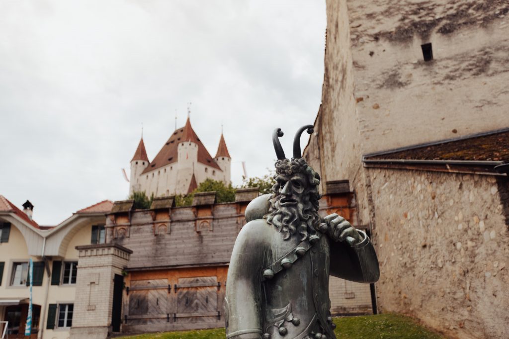 schloss thun fulehung statue