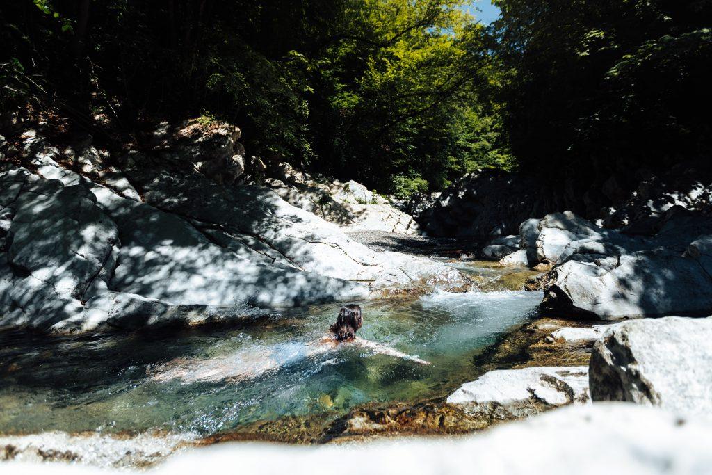 baden im naturpool der breggiaschlucht