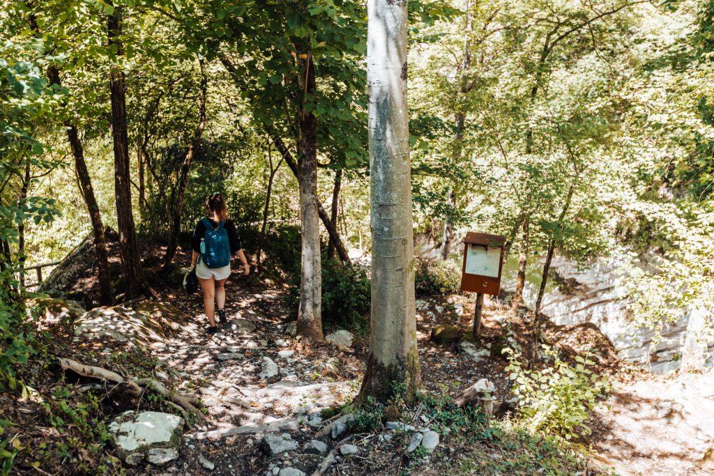 wanderweg im parco delle gole della breggia