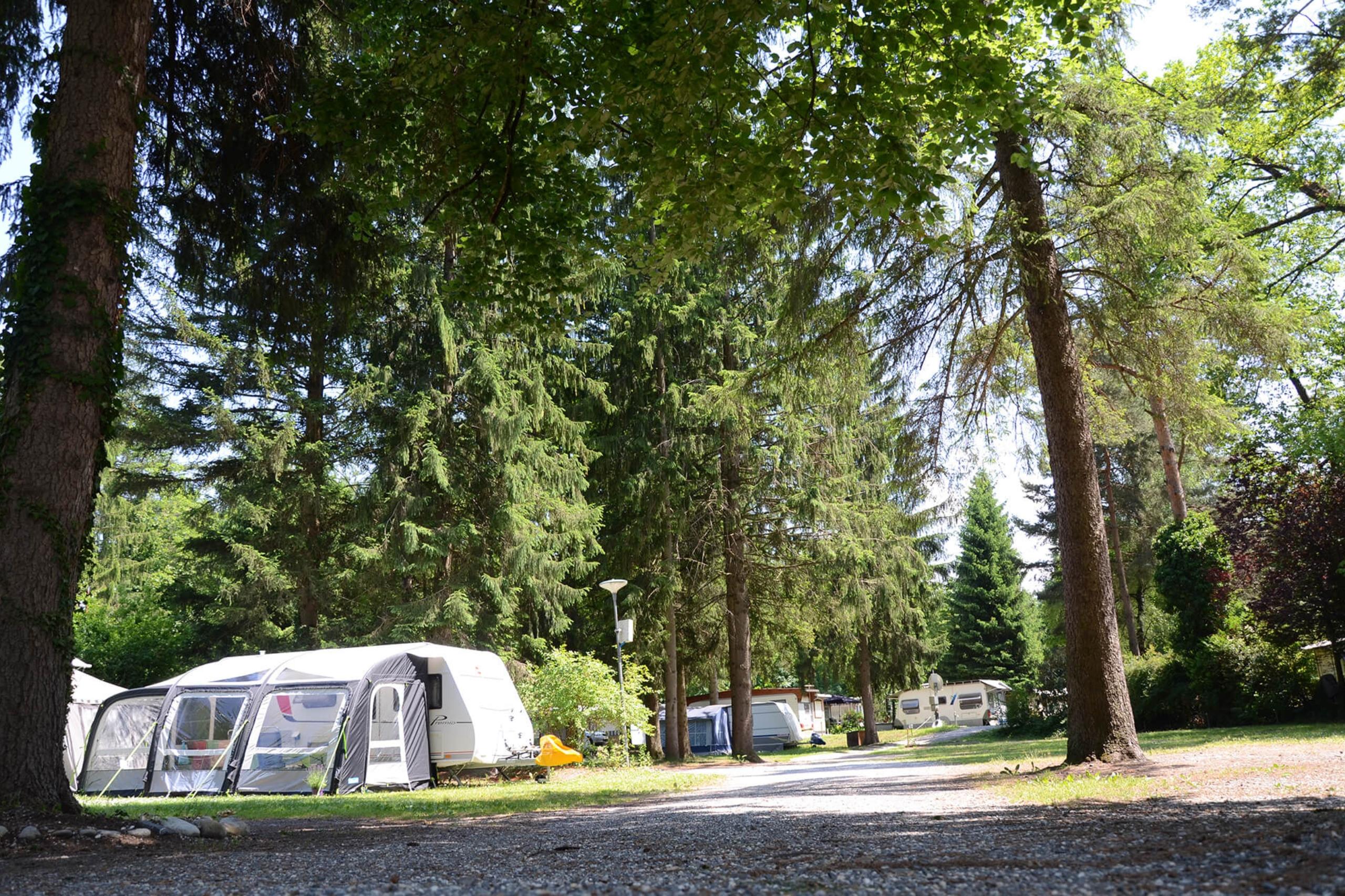 camping-giessen-1.jpg Viel Wald und somit Schatten gibt es auf dem Camping Giessenpark.