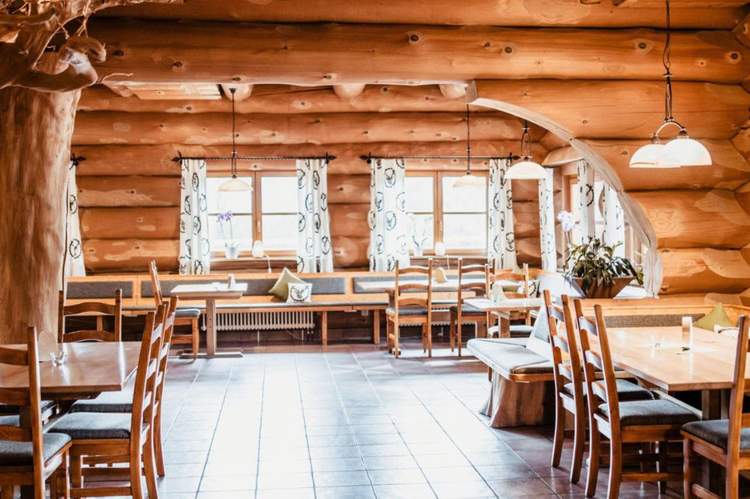wellness-camping-schwarzwälderhof-2 Badische Leckereien werden im Restaurant des Ferienparadies Schwarzwälder Hof serviert.