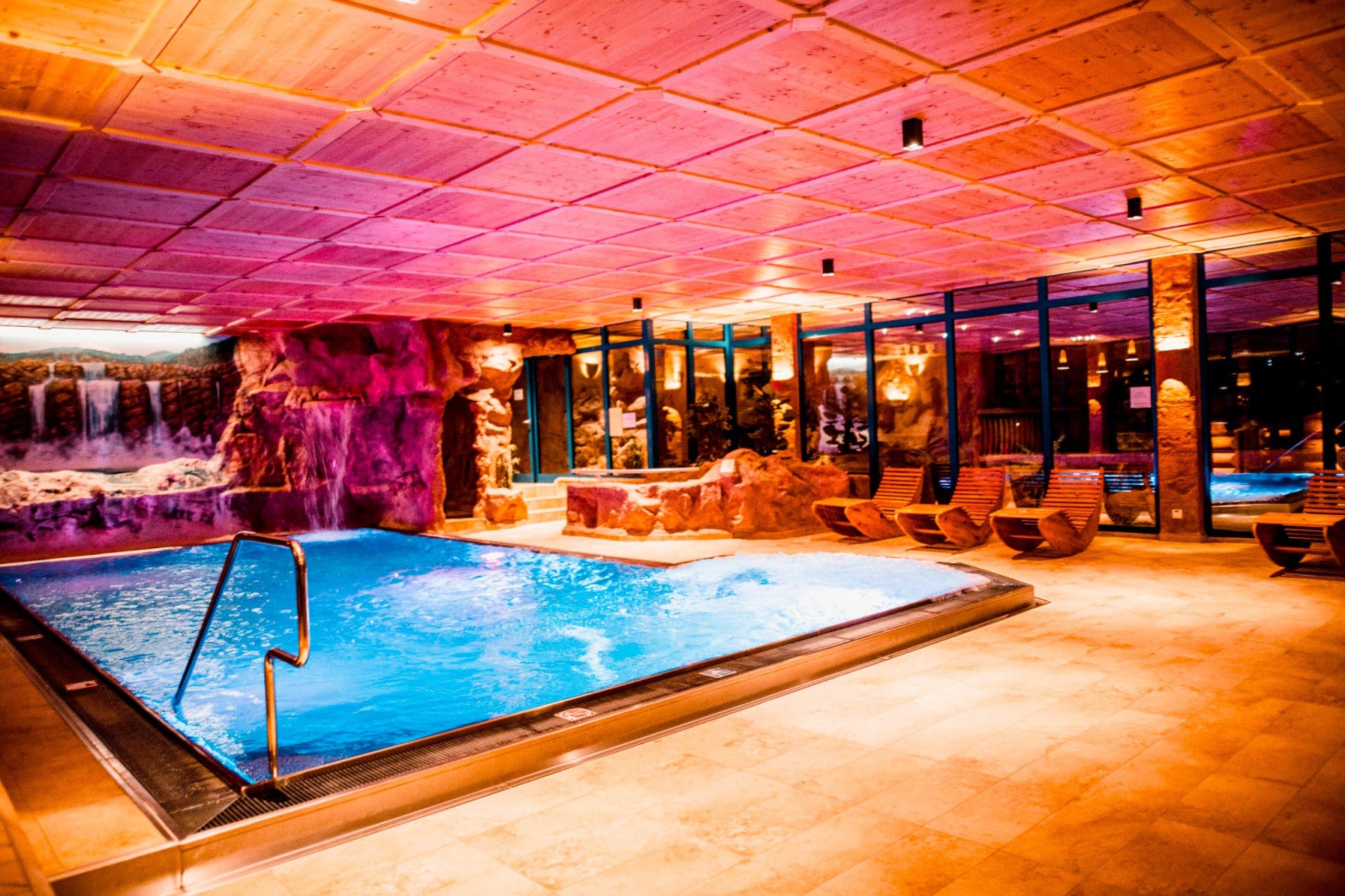 wellness-camping-schwarzwälderhof-3 Erholung pur im stimmigen Hallenbad.