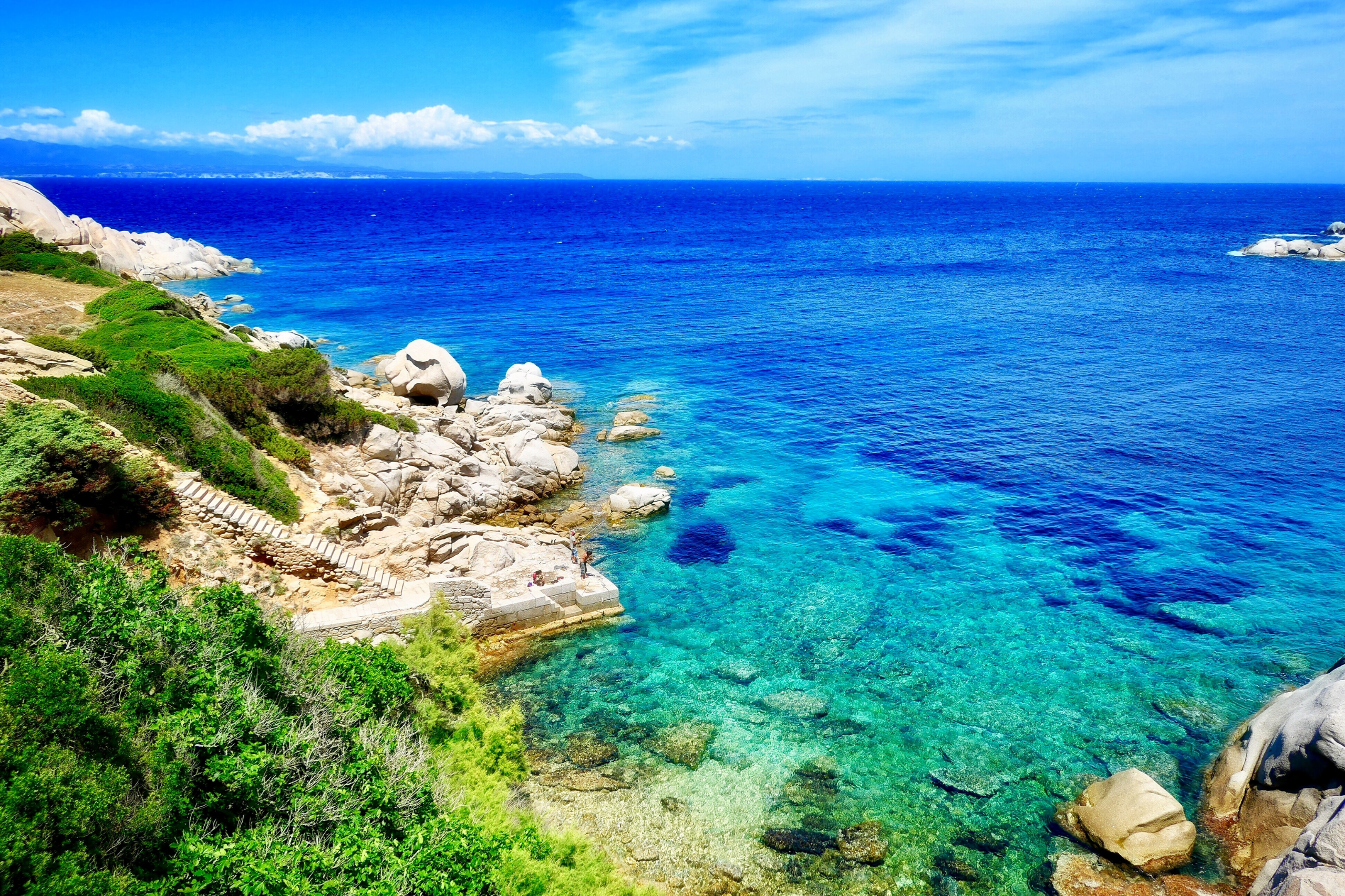 sardinien-fähre-reiseziele.png Nicht umsonst wird Sardinien die Karibik Europas genannt: das Wasser ist kristallklar, die Landschaft atemberaubend.
