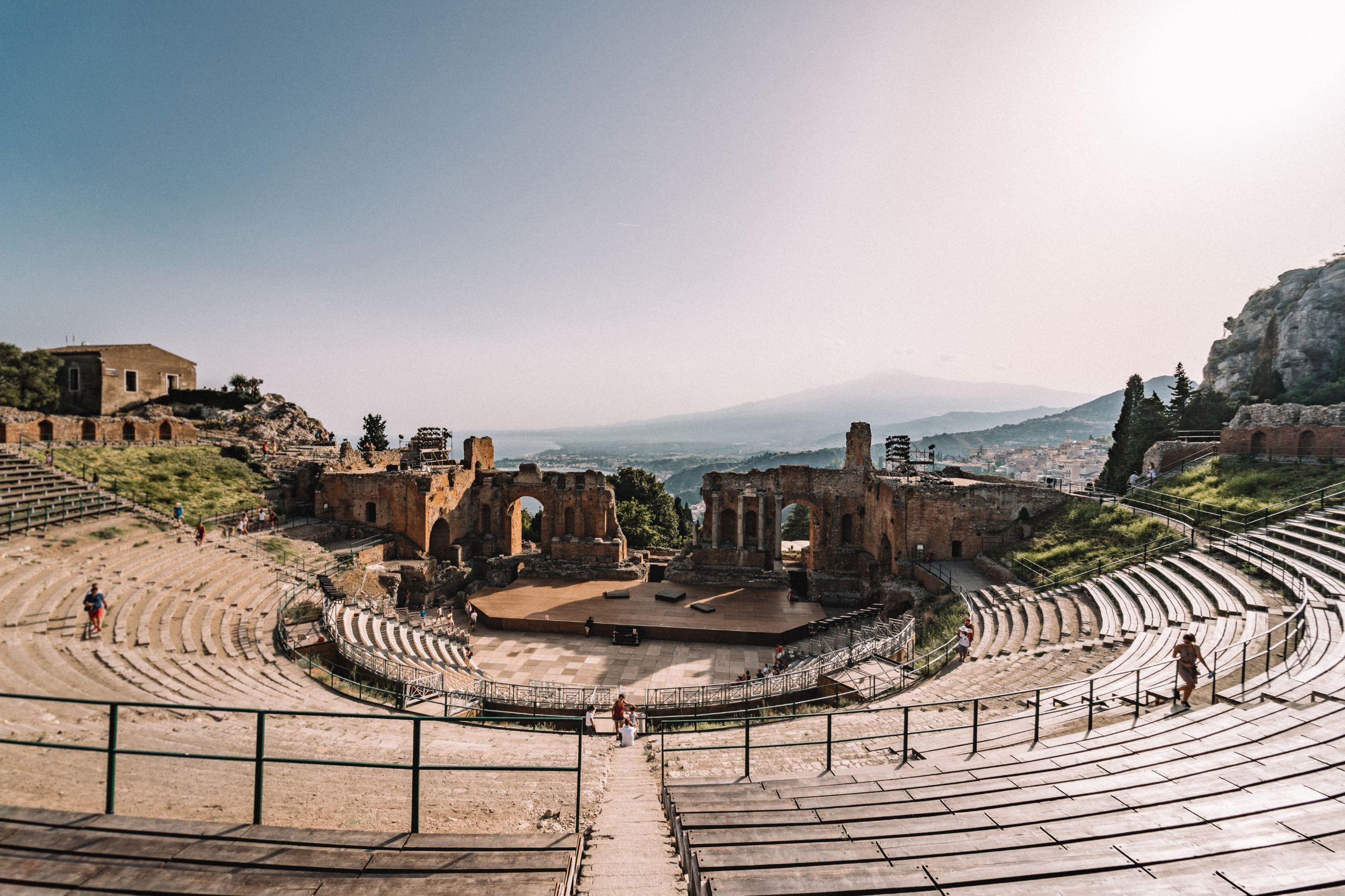 sizilien-fähre-reiseziele Das antike Theater in Taormina ist nur eines der vielen Highlights dieses Dörfchens an den Hängen Siziliens.
