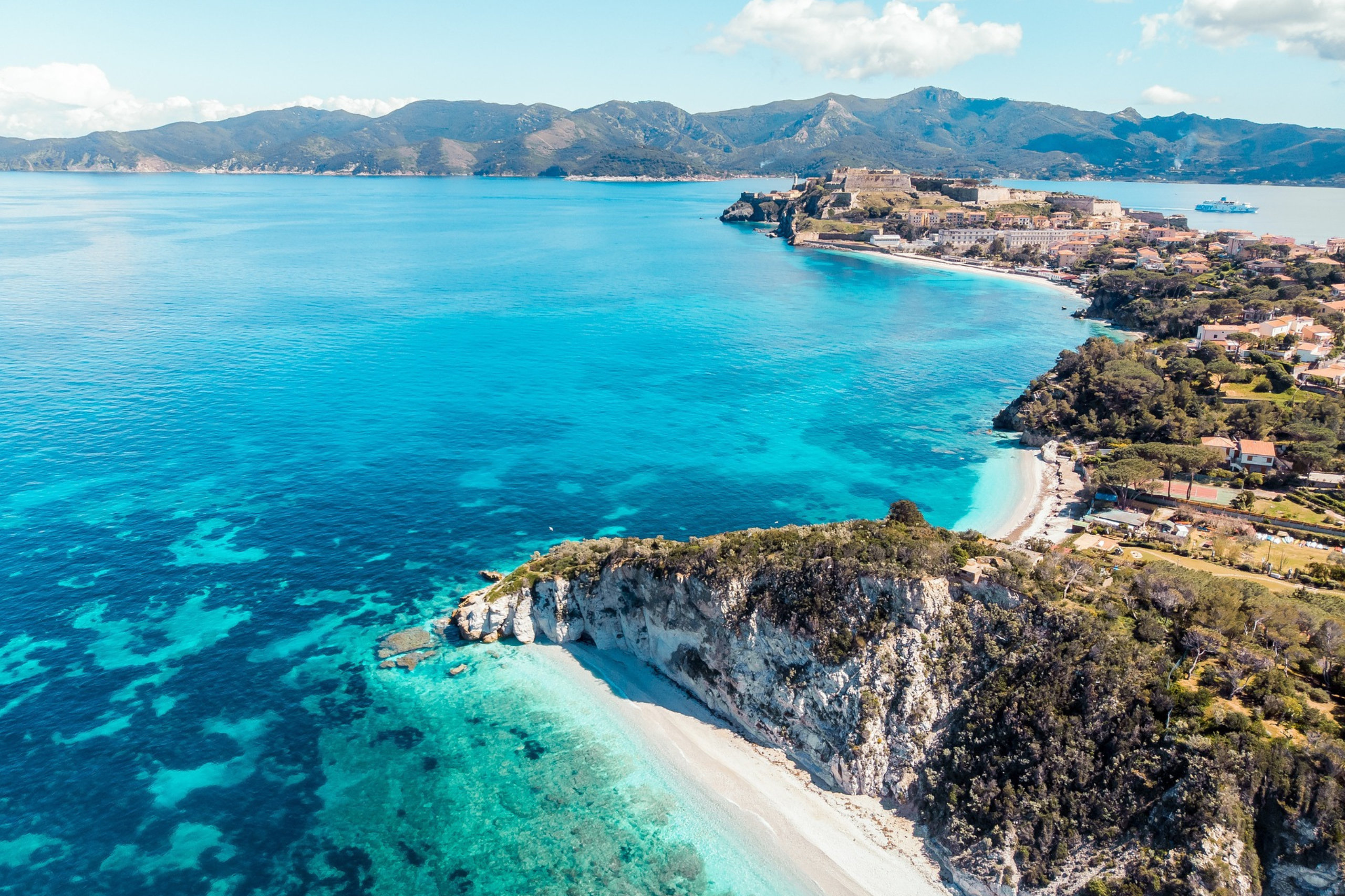 elba-fähre-reiseziele-1.png Türkisfarbenes Meer wie aus dem Bilderbuch - die mediterrane Insel Elba.