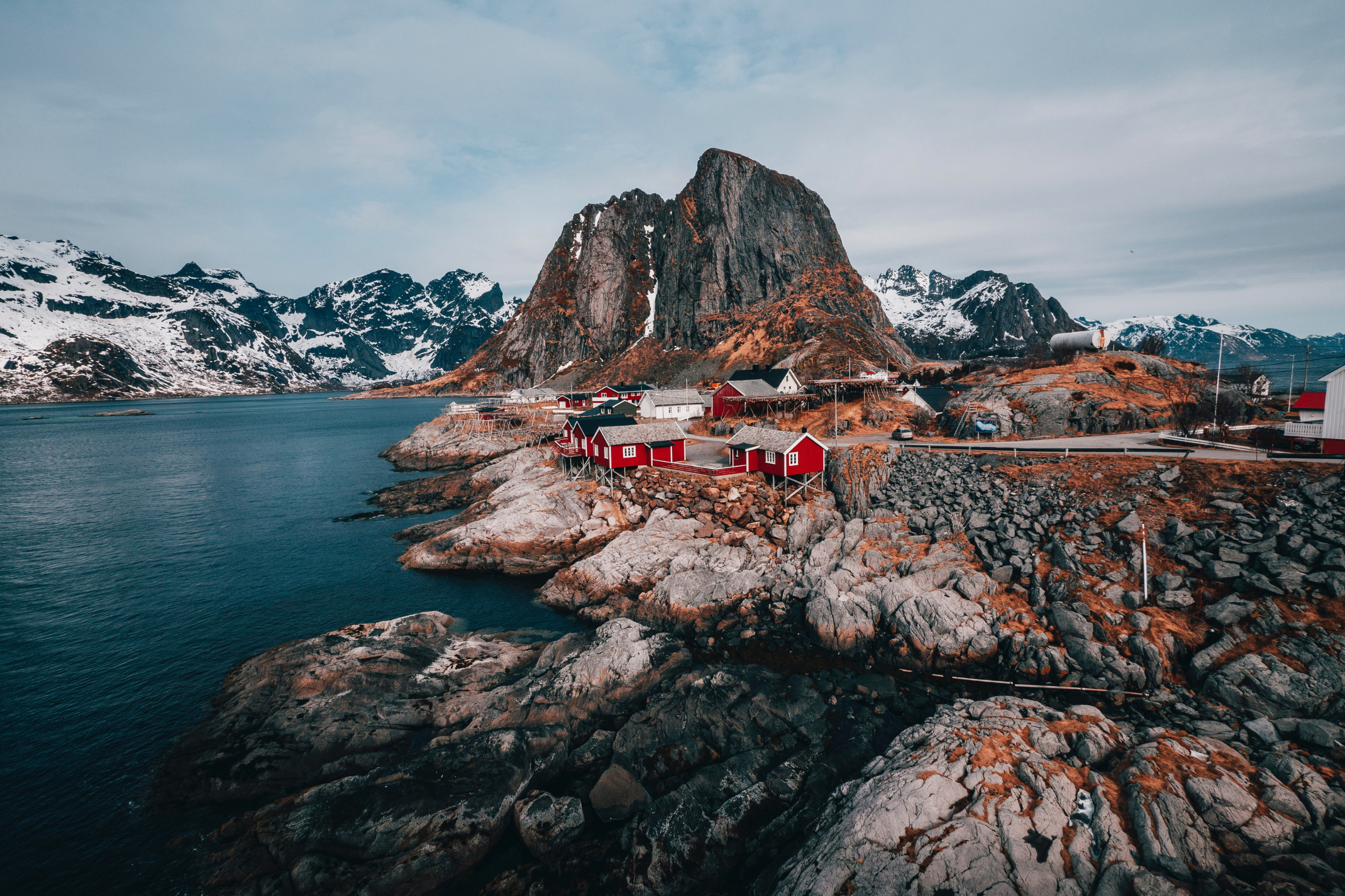 norwegen-fähre-reiseziele.png Von Oslo bis rauf zu den Lofoten sind es zwar fast 20 Stunden Autofahrt - aber was gibt es schöneres als einen Roadtrip mit dem Camper durch diese schöne Landschaft?
