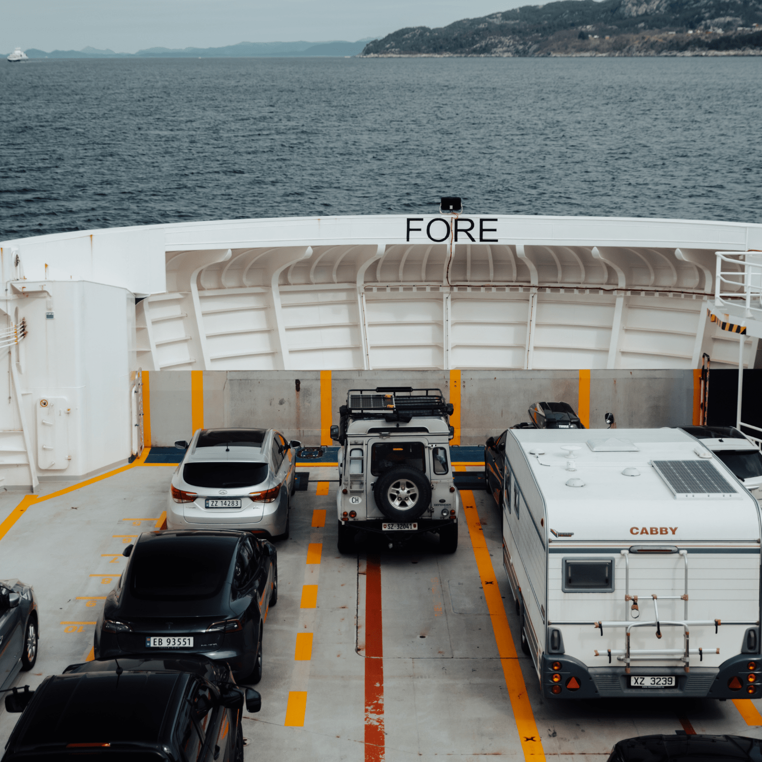 norwegen-fähre-reiseziele.png Mit dem Defender nach Norwegen und direkt ins Abenteuer.