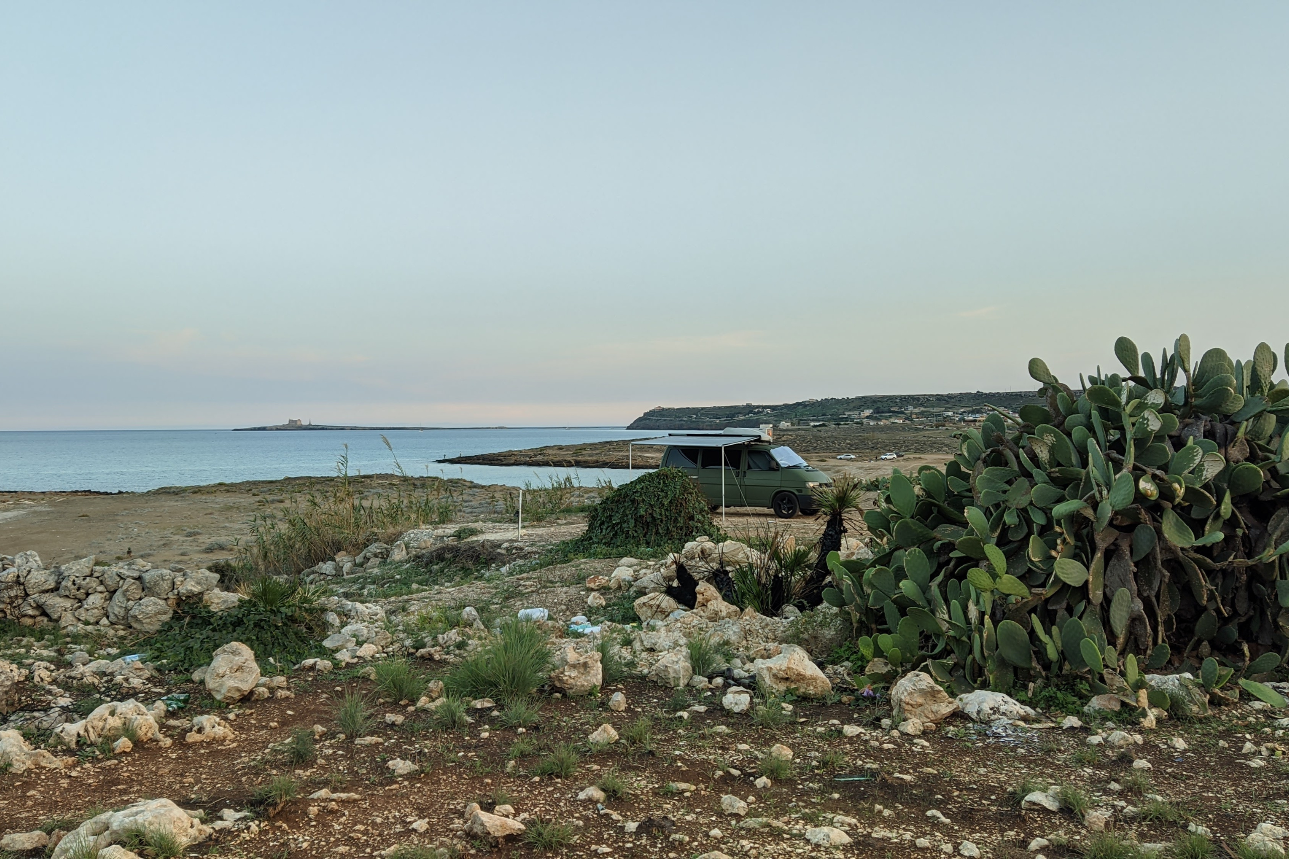sizilien-fähre-reiseziele Einer von vielen Stellplätzen am Meer auf Sizilien.